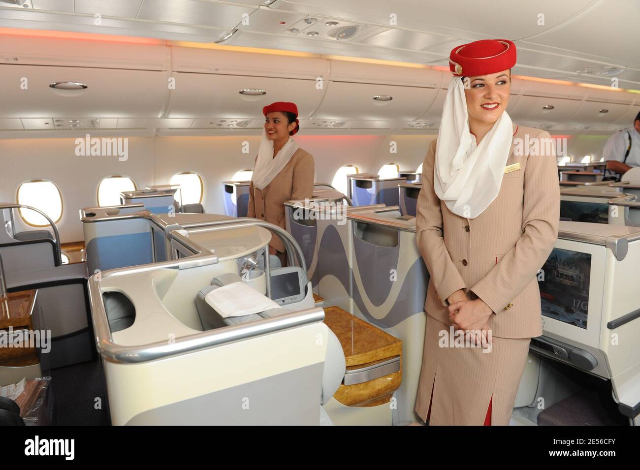Сайт эмиратские авиалинии. Авиалинии Дубай Эмирейтс. А380 Эмирейтс стюардессы. Дубайская авиакомпания Emirates. Авиалинии Дубай Эмирейтс стюардессы.
