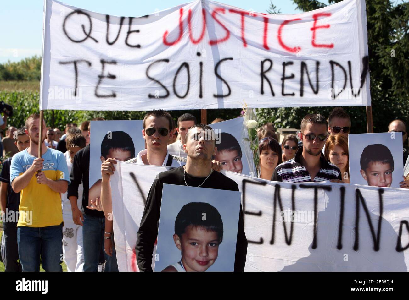 Population walks to demonstrate its solidarity with the family of ...