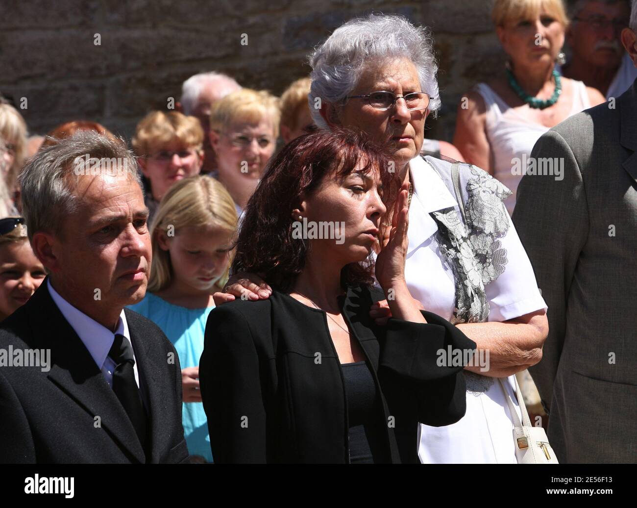 Enhed vandtæt skræmmende The parents of Valentin, Jean-Pierre Cremault and Veronique Cremault with  grand mothers and brother Florian attend the funeral ceremony of Valentin  Cremault in Hieres-sur-Amby, Isere, France, on August 05, 2008. Photo by