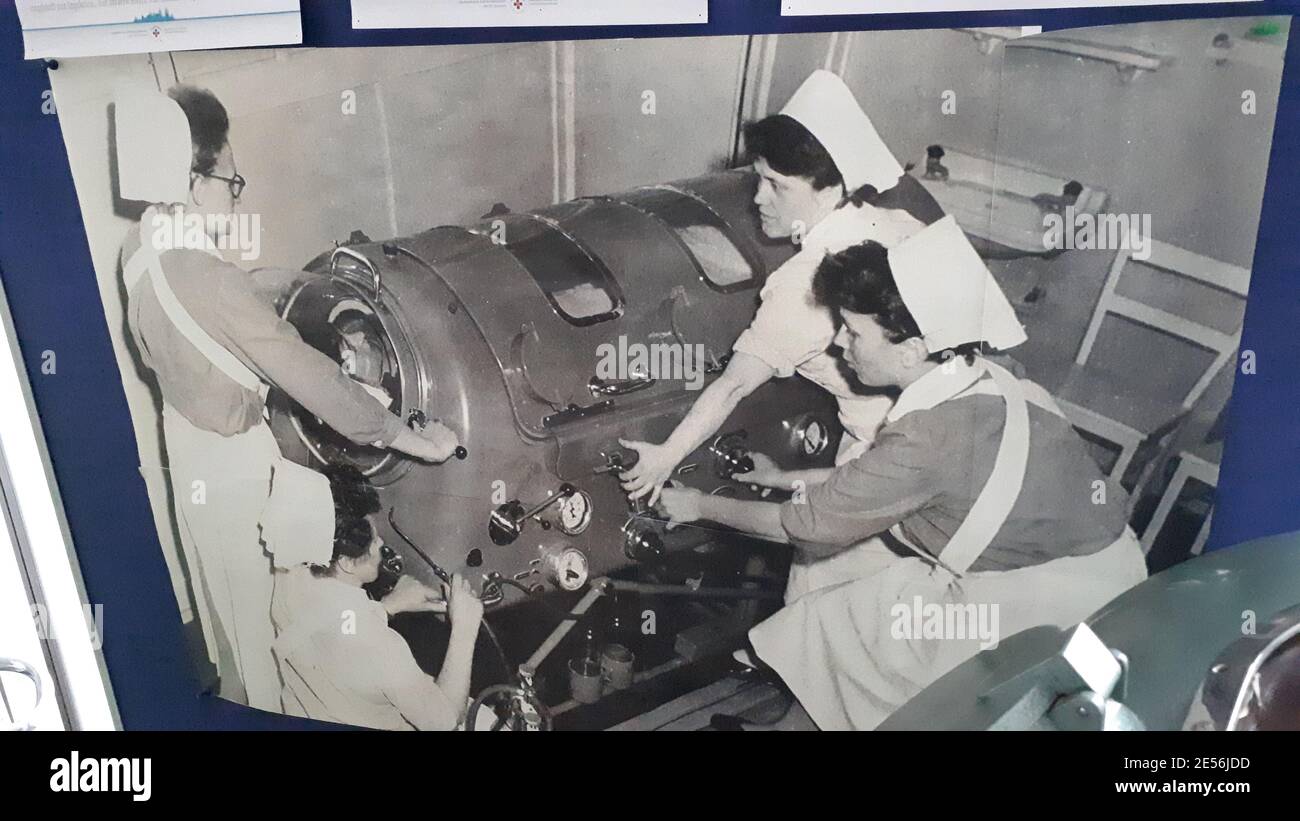 historisches foto einer eiserne lunge , iron lung, eines der ersten klinischen Geräte, das eine maschinelle Beatmung eines Menschen ermöglichte. Stock Photo