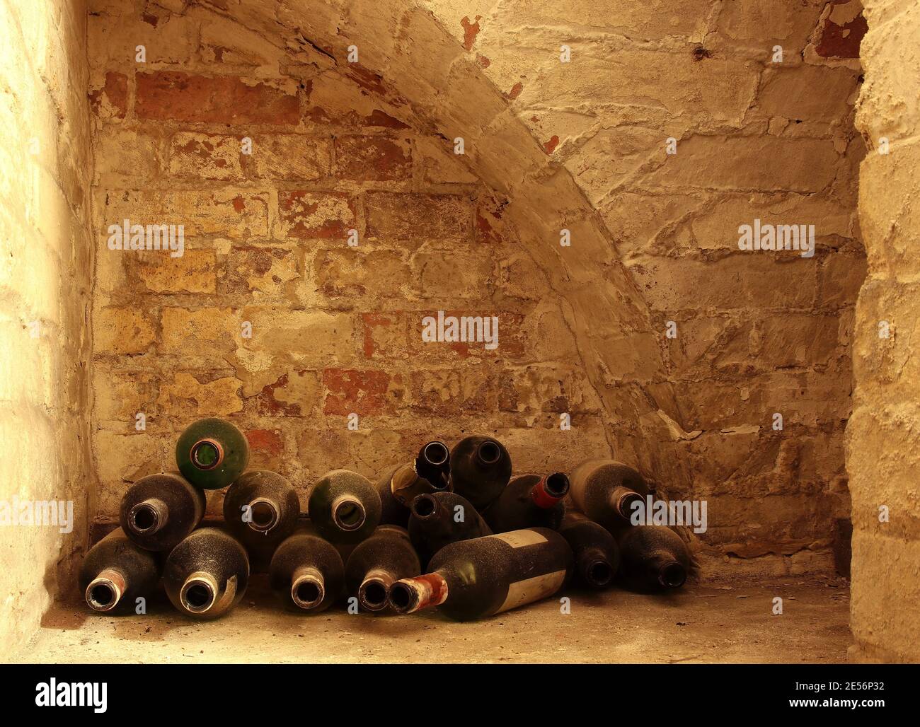 Side view of wine bottles hi-res stock photography and images - Alamy