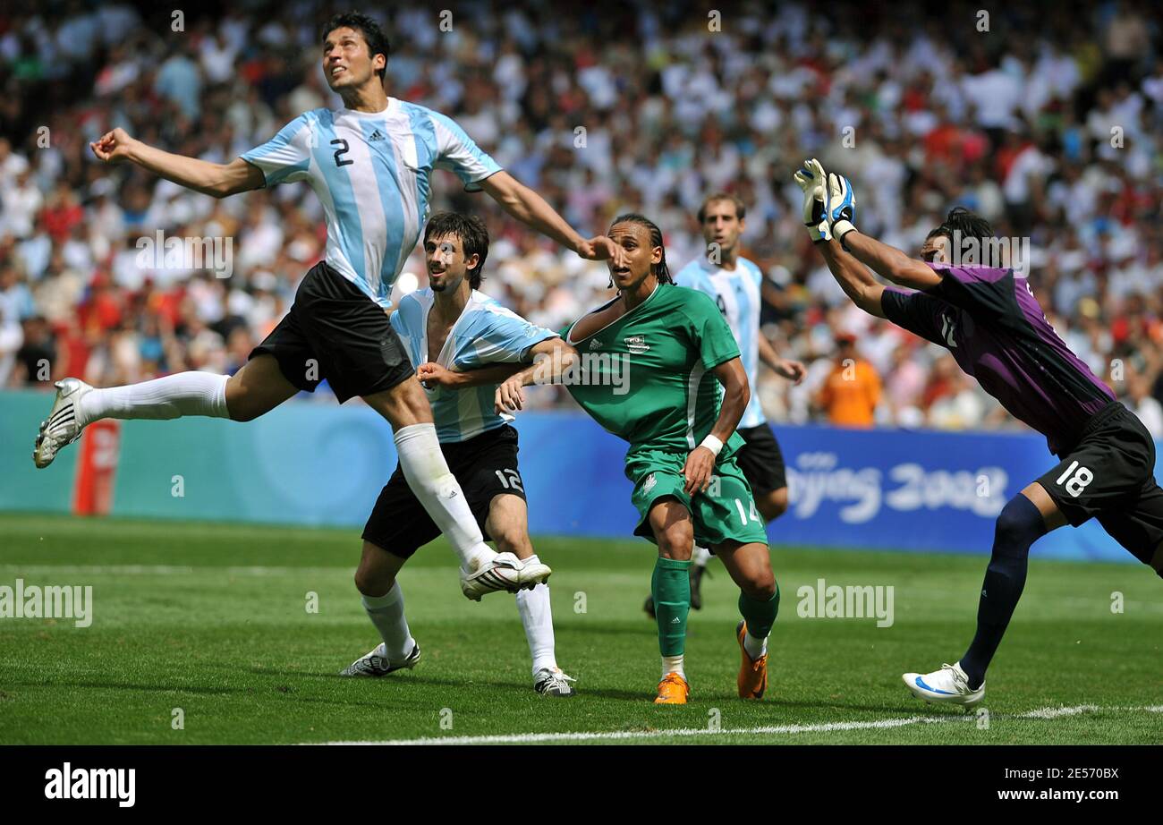 Argentina's Ezequiel Garay, Nicolas Pareja, Nigeria's Emmanuel Ekpo and Argentina's goalkeeper Sergio Romeiro in a confuse action during the Men's Gold Medal football match between Nigeria and Argentina of Beijing 2008 Olympic Games on Day 15 at the National Stadium in Beijing, China on August 23, 2008. Argentina won 1-0. Photo by Gouhier-Hahn/Cameeon/ABACAPRESS.COM Stock Photo