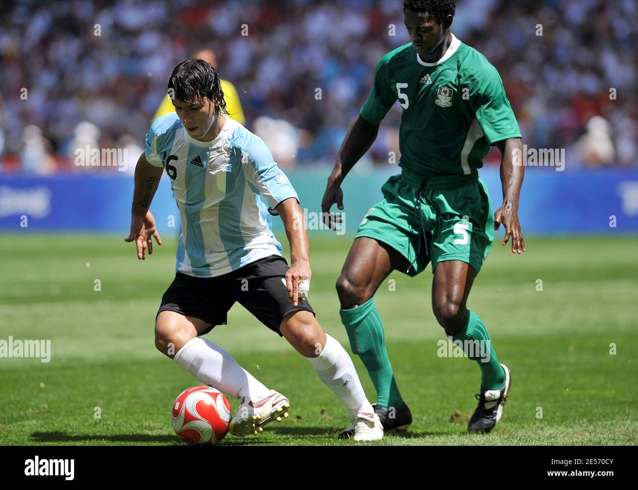 Argentina's Sergio Aguero battle for the ball with Nigeria's Dele Adeleye during the Men's Gold Medal football match between Nigeria and Argentina of Beijing 2008 Olympic Games on Day 15 at the National Stadium in Beijing, China on August 23, 2008. Argentina won 1-0. Photo by Gouhier-Hahn/Cameeon/ABACAPRESS.COM Stock Photo