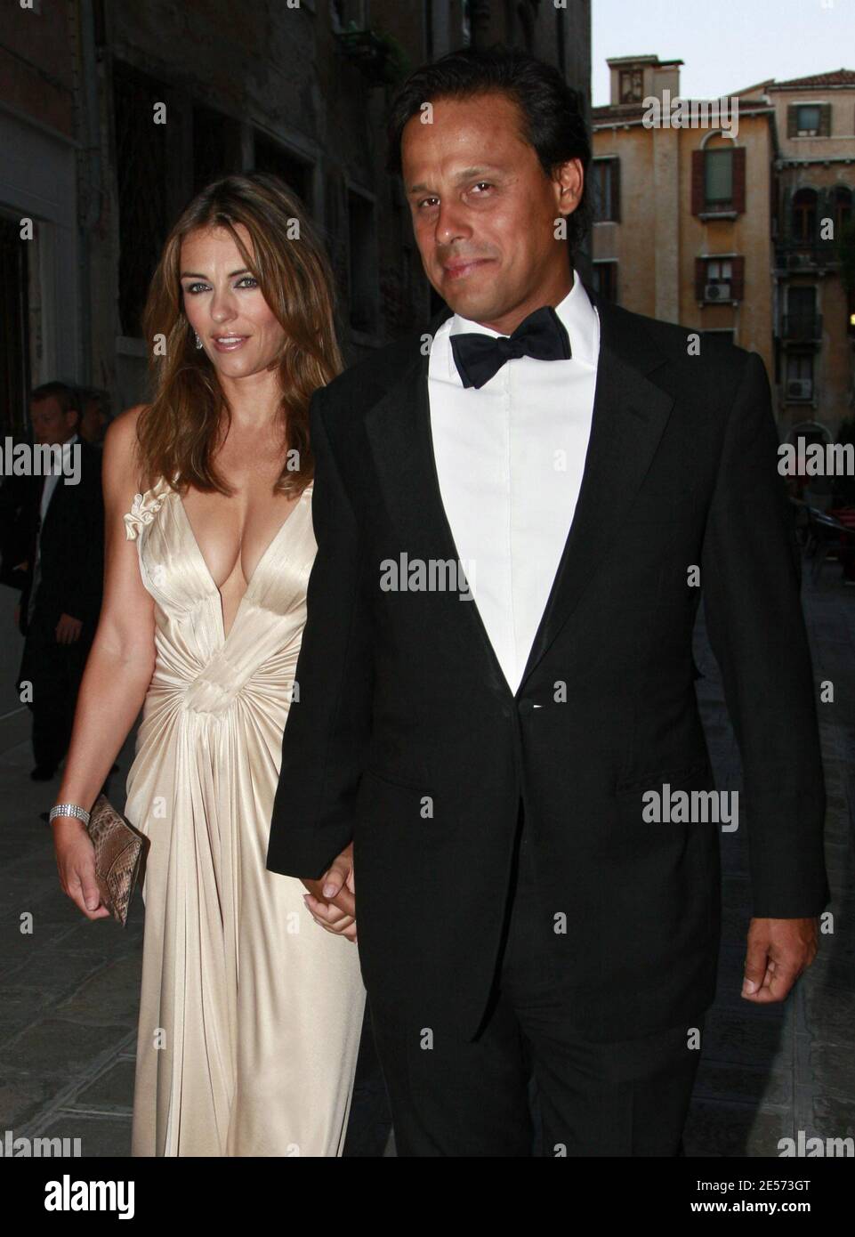 liz-hurley-arun-nayar-2008-valentino-hi-res-stock-photography-and