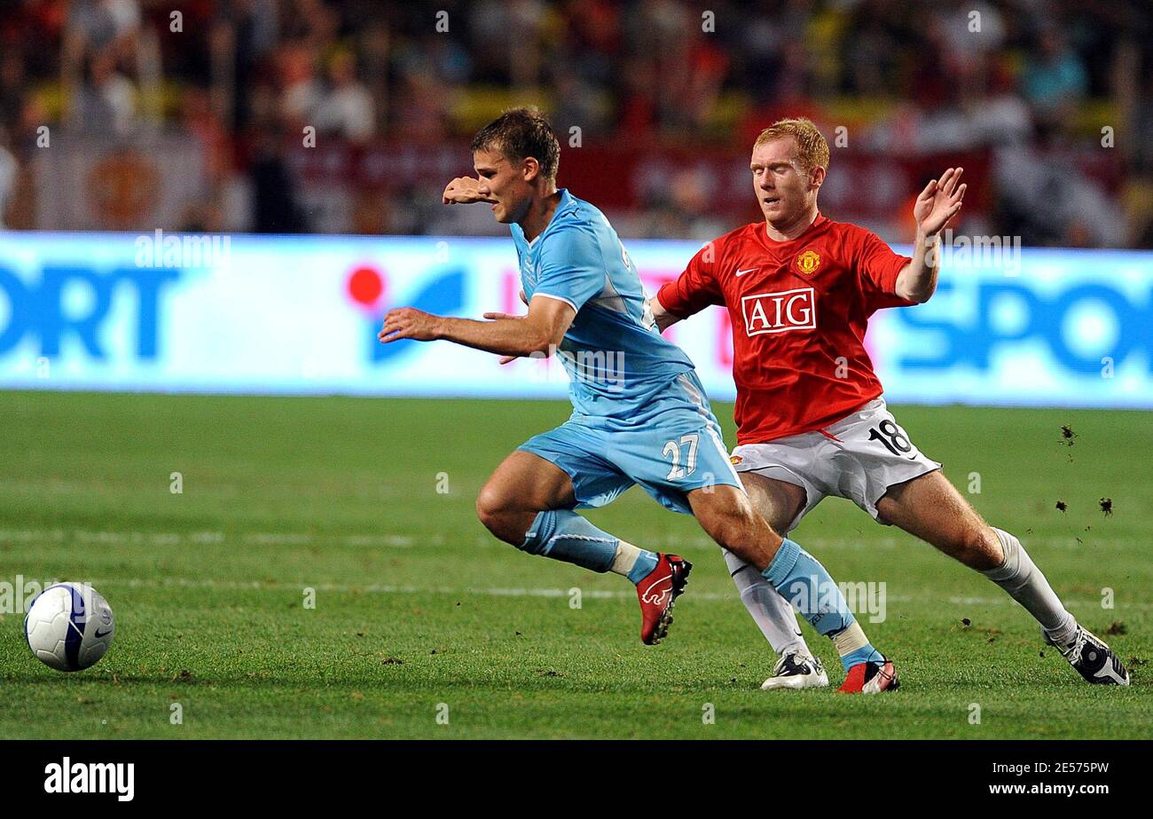 Igor Denisov and Paul Scholes during the UEFA Super Cup Final, Manchester United v Zenit St Petersburgat Stade Louis II in Monaco, on August 29, 2008. Photo by Steeve Mc May/Cameleon/ABACAPRESS.COM Stock Photo