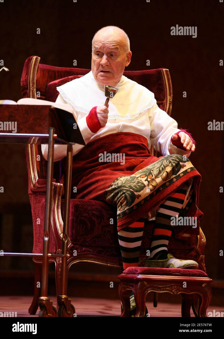 Michel Bouquet During The Curtain Call Of Le Malade Imaginaire Staged By Georges Weller At The Theatre De La Porte Saint Martin In Paris France On August 29 08 Photo By Denis Guignebourg Abacapress Com
