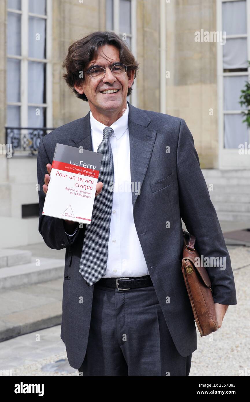 Former UMP Education Minister Luc Ferry arrives with his report on the civic service at Elysee Palace in Paris, France, on September 10, 2008. Photo by Mehdi Taamallah/ABACAPRESS.COM Stock Photo