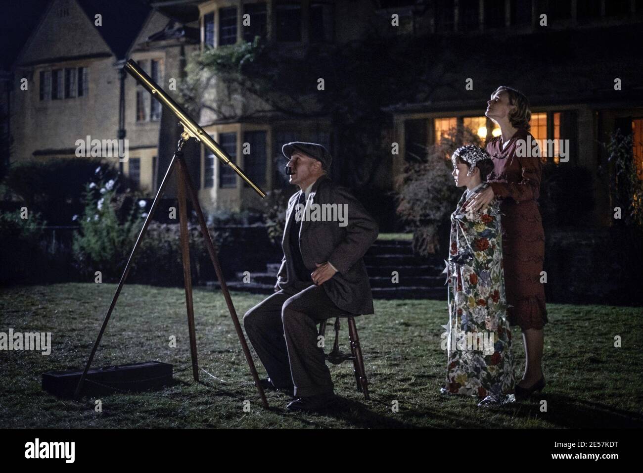 THE DIG, Ralph Fiennes, as Basil Brown (left), Carey Mulligan (right