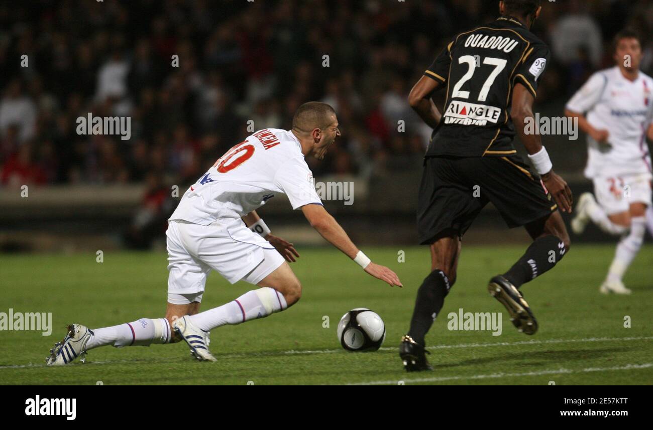 Lyon's Karim Benzema injured during the French Premier League soccer match, Olympique Lyonnais vs Nancy at Gerland Stadium in Lyon, France on September 27, 2008. Lyon's won 2-1. Photos by Vincent Dargent/Cameleon/ABACAPRESS.COM Stock Photo