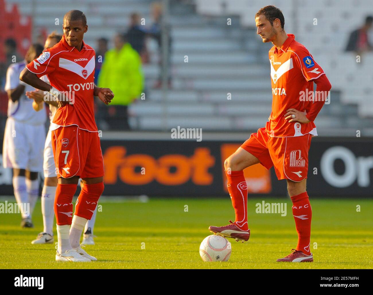 FOOTBALL - FRENCH CHAMPIONSHIP 2009/2010 - L1 - FC LORIENT v TOULOUSE FC -  14/02/2010 - PHOTO PASCAL ALLEE / DPPI - ALI RACHEDI (TOULOUSE SPORT  DIRECTOR) / ANDRE PIERRE GIGNAC (TFC Stock Photo - Alamy