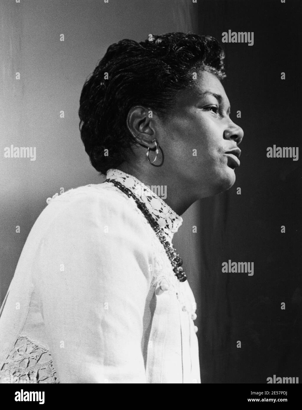 1959 , USA  : The jazz singer and movie actress PEARL BAILEY (  1918  - 1990 ) as Maria in Samuel Goldwyn 's motion picture production of PORGY AND BESS  by Otto Preminger & Rouben Mamoulian , from the GEORGE GERSHWIN & DuBose Heyward classic music drama  MGM productions - CINEMA - FILM - MOVIE - portrait - ritratto -  earring - earrings  - orecchini - orecchino - eardrop - eardrops - jewellery - jewel - jewels - gioiello - gioielli - neckopening - collana - necklace - profilo - profile  ----   Archivio GBB Stock Photo