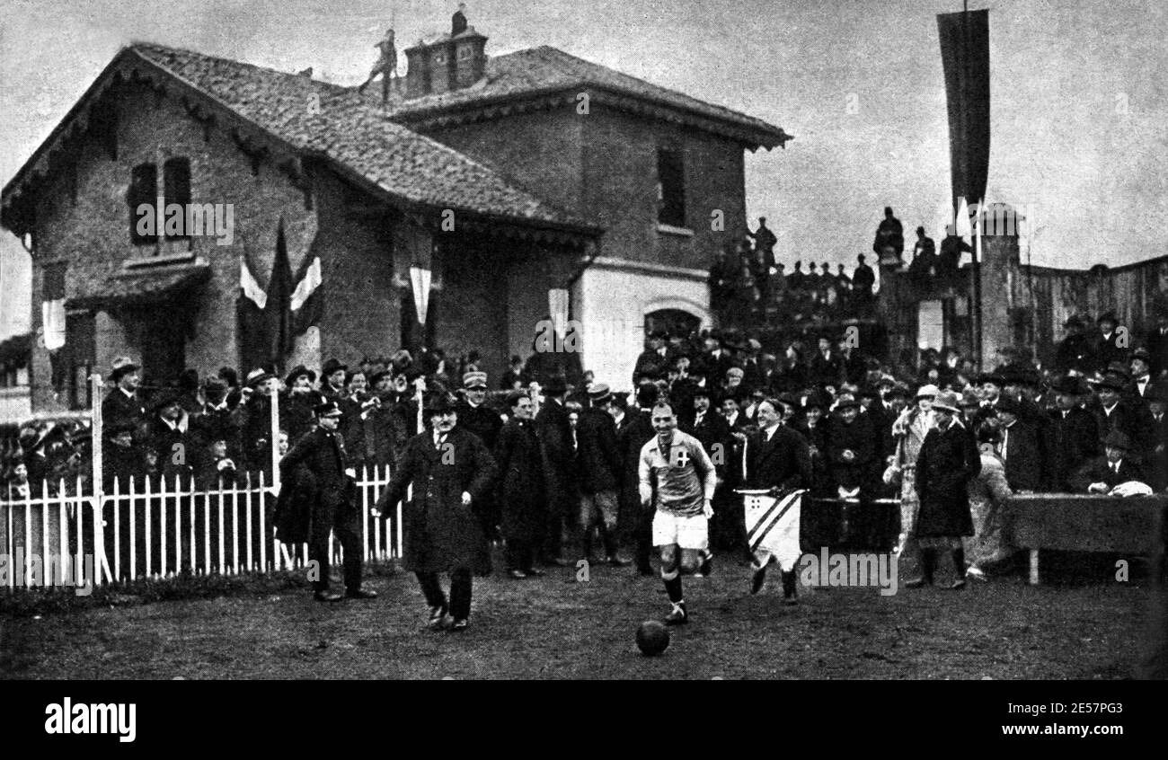 1 gennaio 1923 , Milano , ITALY  : La Nazionale di CALCIO italiana guidata in campo da DE VECCHI prima dell'incontro con la squadra della GERMANIA . L'Italia vinse 3 a 1 - SPORT - foto storiche - HISTORY - CALCIO - SOCCER ---   Archivio GBB Stock Photo