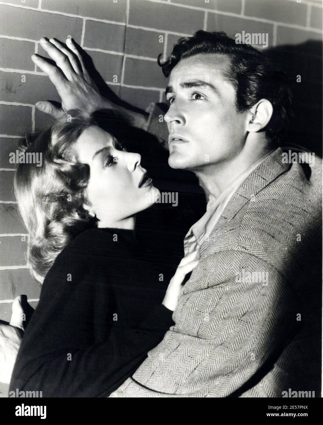 1952 , USA : The celebrated italian stage \u0026 movie actor VITTORIO GASSMAN (  1922 - 2000 ) when was in Hollywood at United Artists for the movie THE  GLASS WALL (, image size:1056x1390