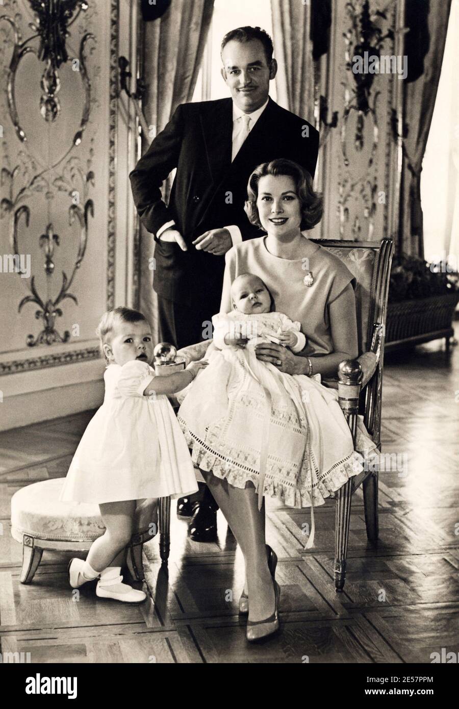 1958 c., MONACO  : The royal family GRIMALDI  of MONACO , RAINIER III ( born in  Monaco , 1923 ) and GRACE KELLY (  1928 - 1982 ) with sons CAROLINE and ALBERT . Official portrait by Howell Conant   - ROYALTY - REALI nobiltà - nobility - ritratto - nobili - RANIERI - CAROLINA - ALBERTO - principe - principessa - principi - cravatta - tie - baffi - moustache - personalità da giovani bambini - personality when was little child boy - personalities ----- ONLY EDITORIAL ---NON PER USO PUBBLICITARIO - NOT FOR ADVERTISING ----   Archivio GBB Stock Photo