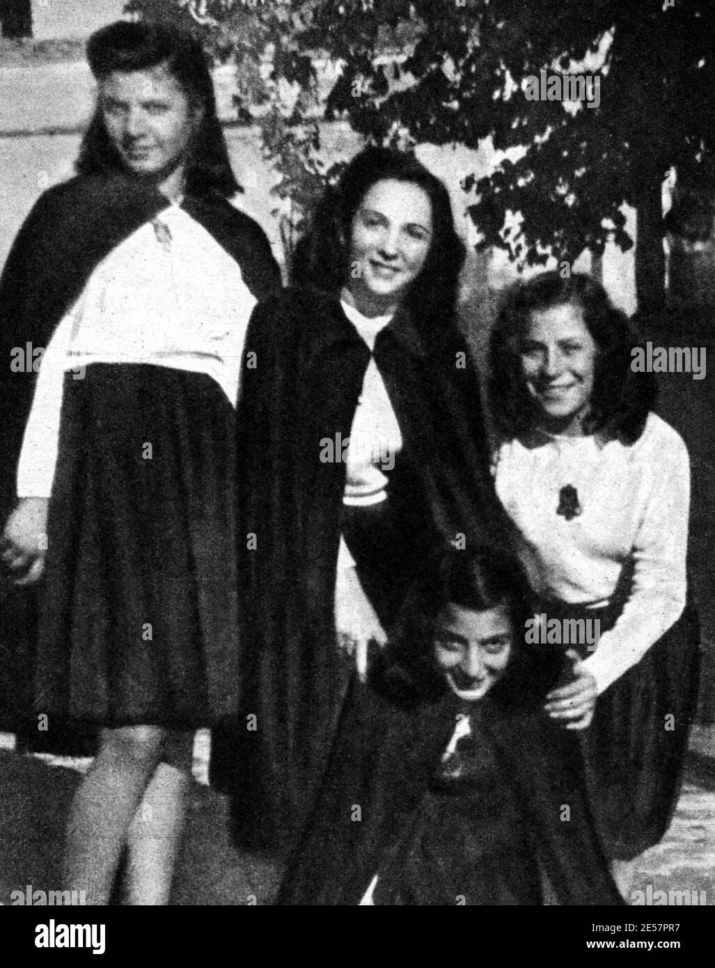 1941 , ITALY : The young 13 year's old  GINA LOLLOBRIGIDA ( born in 1927 )  in Subiaco dressed like the fascist ' Giovane italiana ' - ATTRICE - actress - personality when was young child - personalità da giovani bambini ----   Archivio GBB Stock Photo