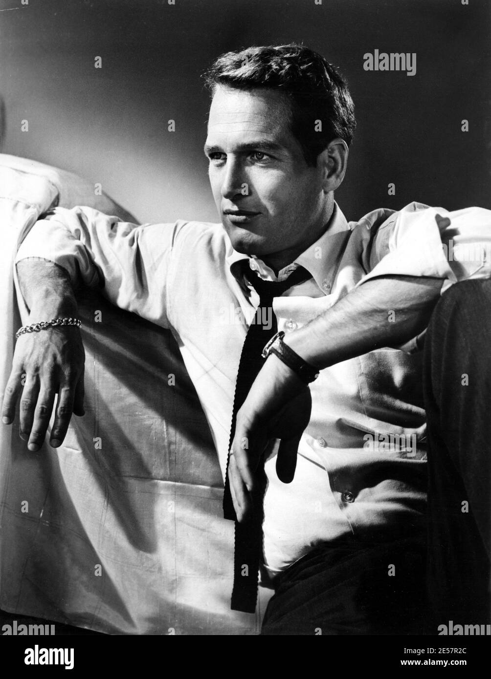 1967 , USA : The movie actor  PAUL  NEWMAN ( 1925 - 2008  ) in COOL HAND LUKE ( Nick mano fredda ) by Stuart Rosenberg  - MOVIE - CINEMA - FILM - portrait - ritratto -  tie - cravatta - collar - colletto - braccialetto - bracelet ----   Archivio GBB Stock Photo