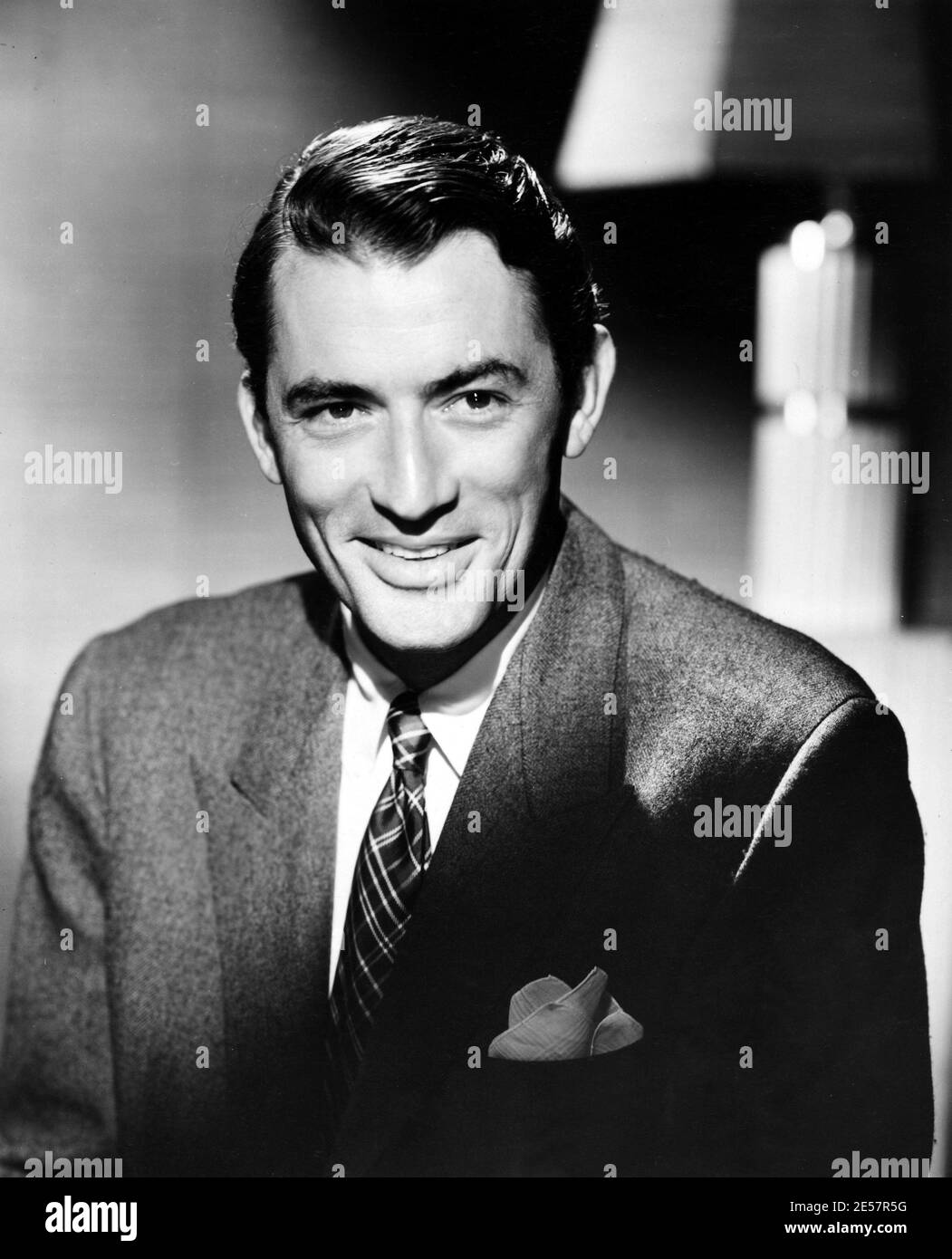 1953 c. : The movie actor  actor  GREGORY  PECK ( 1916 - 2003 )  , photo Warner Bros - CINEMA - smile - sorriso - ritratto - portrait - cravatta - tie - collar - colletto - pochette ----   Archivio GBB Stock Photo