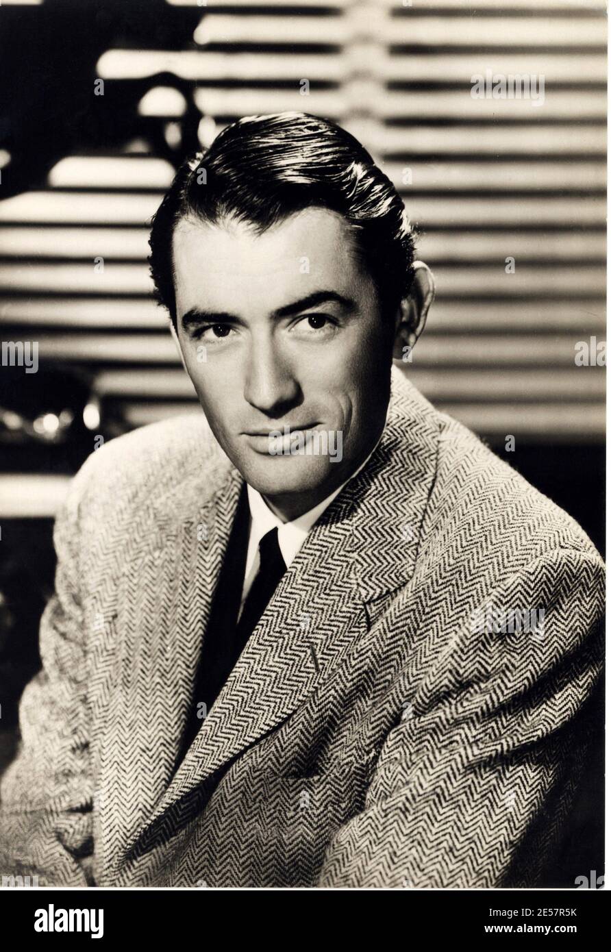 1953 c, USA  : The movie actor  GREGORY  PECK ( 1916 - 2003 ) , photo Warner Bros - CINEMA - smile - sorriso - ritratto - portrait - cravatta - tie - collar  ----   Archivio GBB Stock Photo
