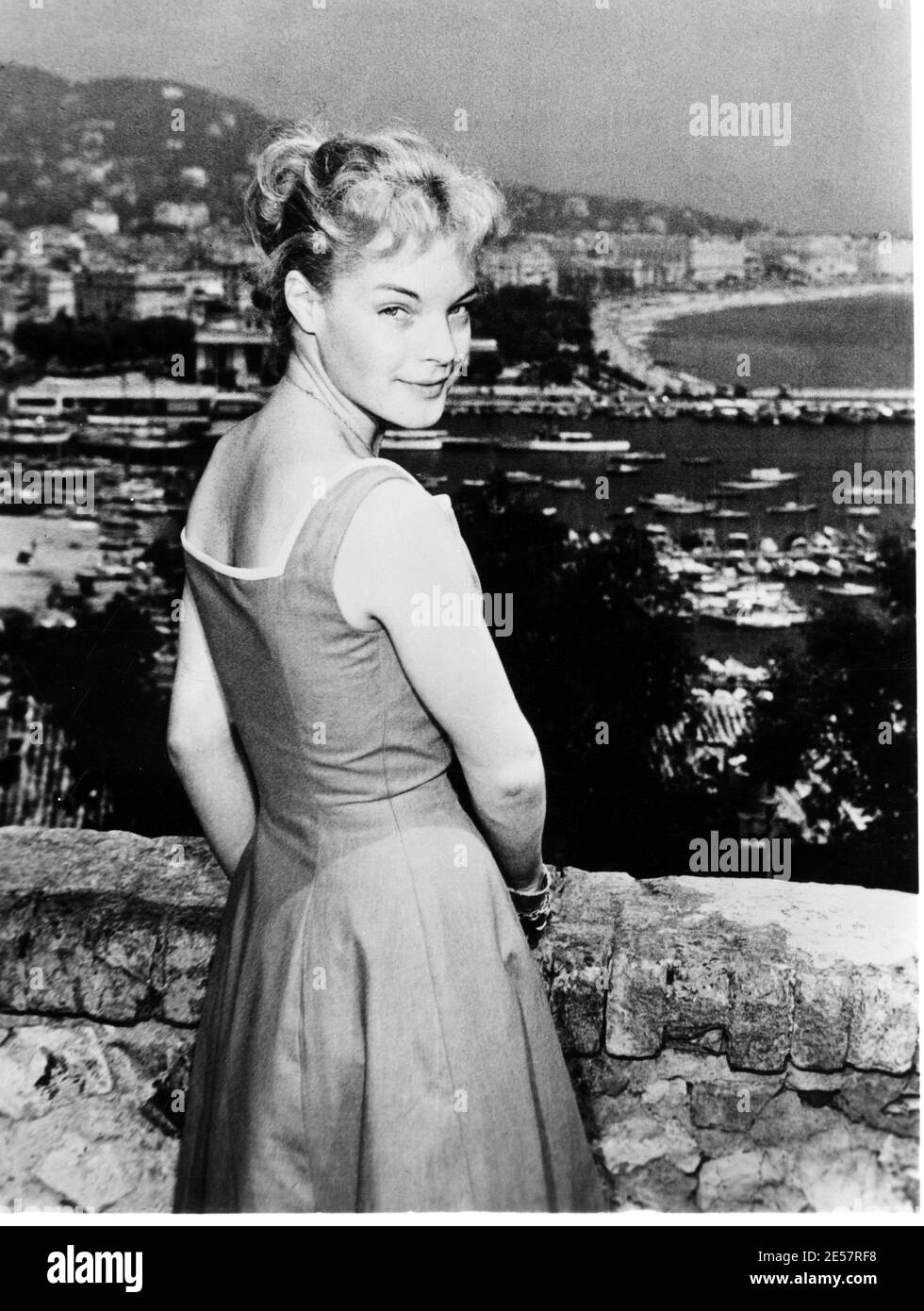 1957  , FRANCE:  The movie actress  ROMY  SCHNEIDER ( 1938 -  1982 )  during the promotional relise of movie  ROBINSON SOLL NICHT STERBEN by Josef Von Bàky   - ATTRICE - MOVIE - FILM - CINEMA  -  portrait - ritratto  - chignon - schiena nuda - spalla - spalle - shoulder - shoulders   ----   Archivio GBB Stock Photo