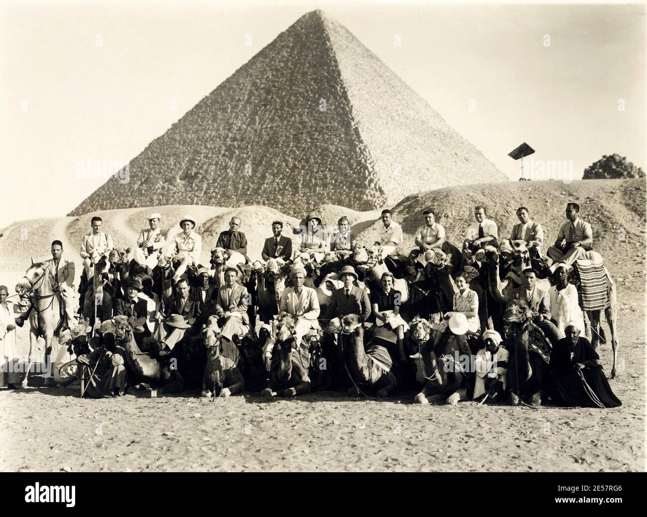 1930's , GIZA , EGYPT : Italian travellers in EGYPT  at pyramid of KEOPE ( Cheope ) - TURISMO - TOURISM - turisti - tourist - turista - tourists - viaggio - travel - journey - viaggiatori - voyagers - viaggiatore - voyager - voyage - cammello - cammelli - camel - camels - Giza pyramid complex - Necropoli - EGITTO - FOTO STORICHE - HISTORY ----   Archivio GBB Stock Photo