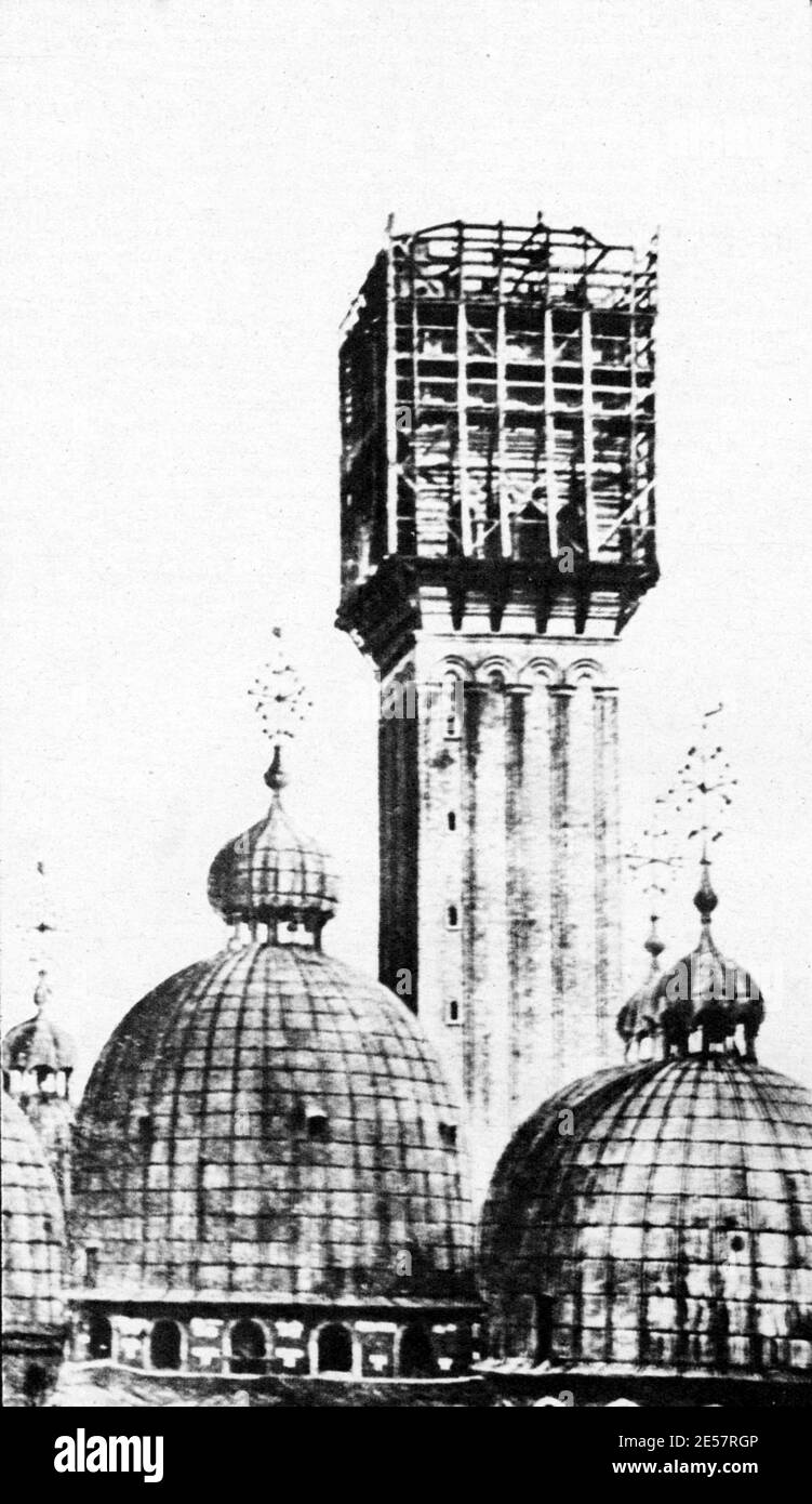 1908  , VENEZIA ,  ITALY : Rebuilding after the collapse of San MARCO bell-tower  - campanile - crollo - foto storiche - history - VENEZIA  - ITALIA ----   Archivio GBB Stock Photo