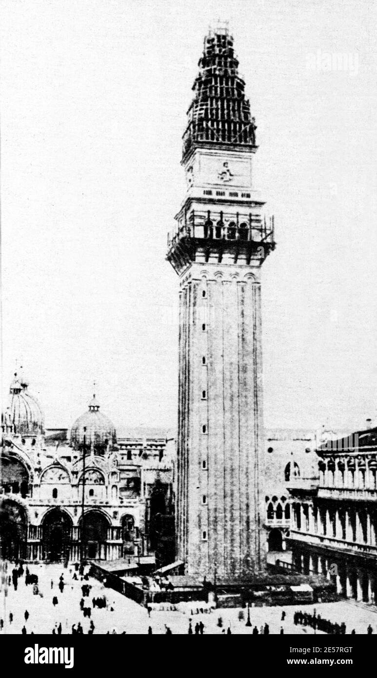 1911 , december  , VENEZIA ,  ITALY : Rebuilding after the collapse of San MARCO bell-tower  - campanile - crollo - foto storiche - history - VENEZIA  - ITALIA ----   Archivio GBB Stock Photo