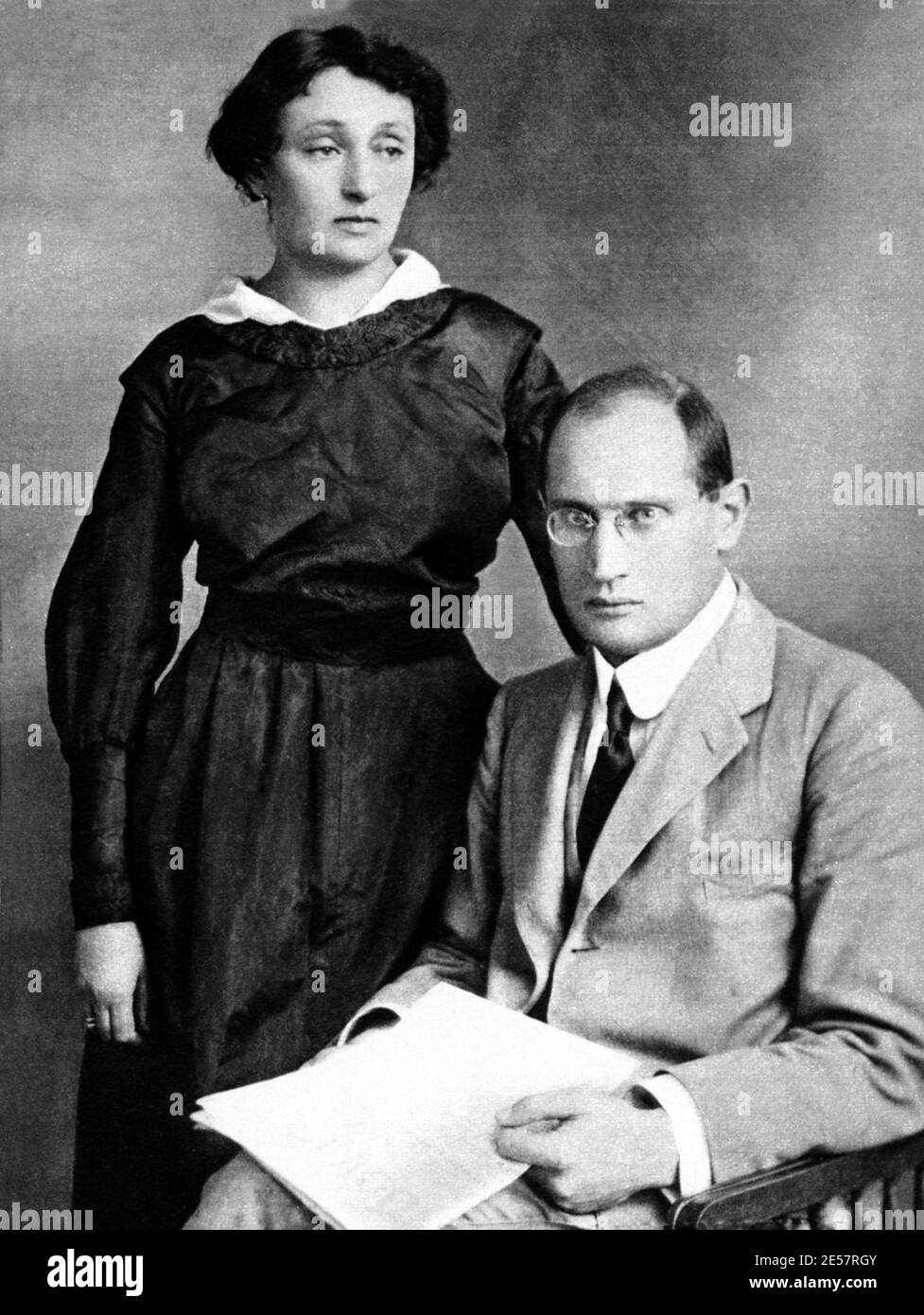 1918 c. , ITALY : The italian psychoanalyst  EDOARDO WEISS  ( 1889 -  1970 ) with his wife VANDA . Scholar with Sigmund Freud in Wien , author of studies ' Elementi di psicoanalisi ' ( 1931 ) , ' Struttura e dinamica della mente umana ' ( 1960 ) - PSICANALISI - PSICOANALISI - PSICANALISTA - PSICOANALISTA - psicosomatica - marito e moglie - portrait - ritratto - glasses - occhiali - collar - colletto - tie - cravatta - analista  ----   Archivio GBB Stock Photo