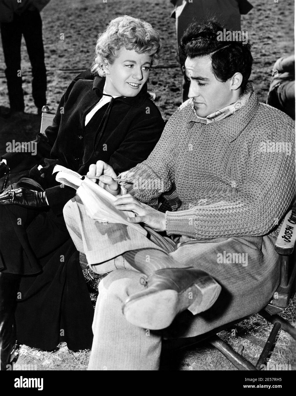 1951 c., USA : The movie actress  SHELLEY WINTERS ( 1922  - 2006 ) , with his housband , the celebrated  italian stage and movie actor VITTORIO GASSMAN  (   1922 - 2000 ) on the set of movie UNTAMED FRONTIER ( 1952 ) by Hugo Fregonese , photo by Universal International Studios - CINEMA - FILM -  smile - sorriso -bonldie - capelli biondi - bionda - blonde hair  - profile - profilo - candid still - tricot - maglione  di lana - wool ----   Archivio GBB Stock Photo