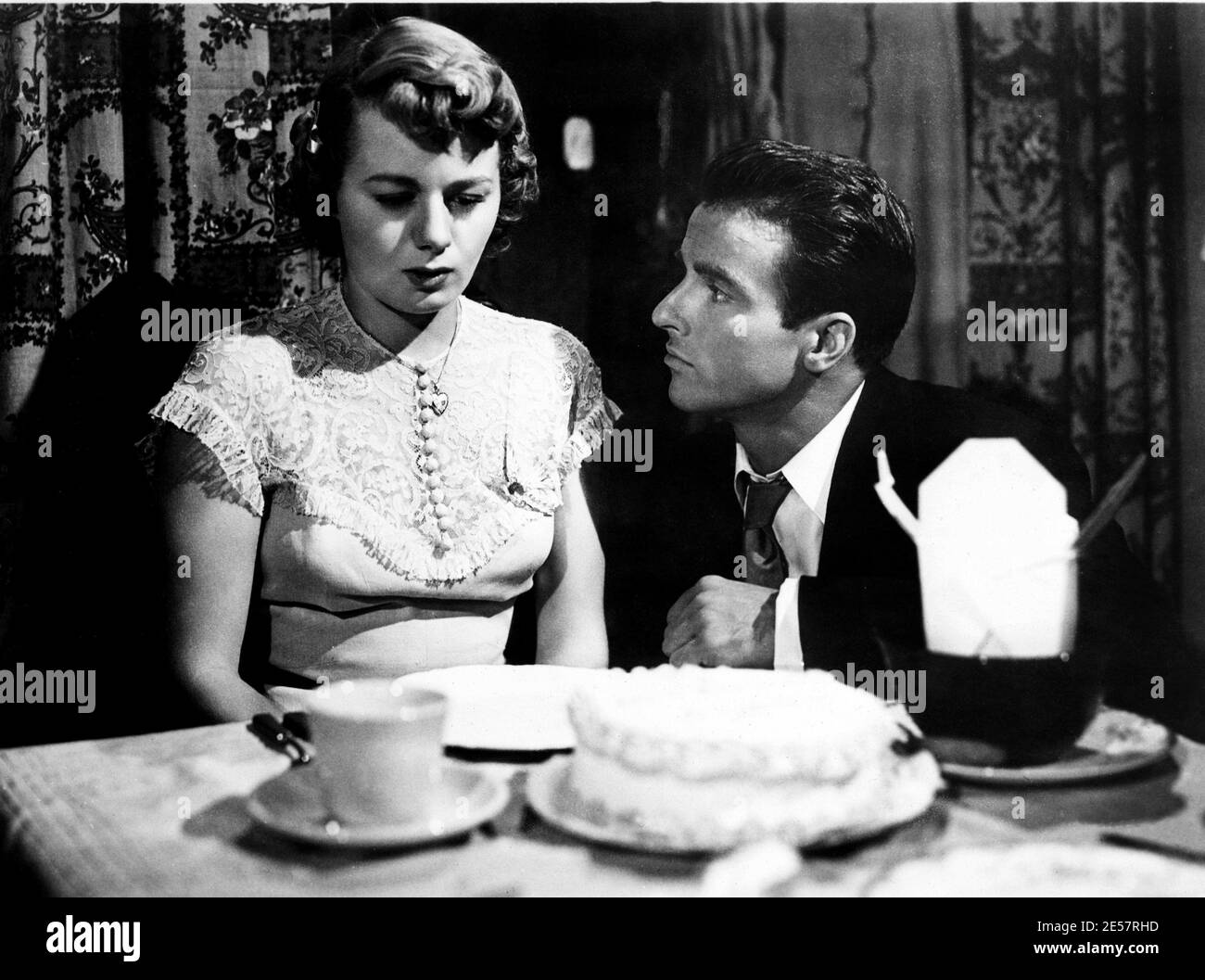 1951. : The movie actress SHELLEY WINTERS ( 1922  - 2006 ) with MONTGOMERY CLIFT (1920 - 1966 ) in A PLACE IN THE SUN ( Un posto al sole - Una tragedia americana ) by George Stevens from a novel by Theodore dreiser and the play from Patrick Kearney .  Shelley Winters was the first wife of italian stage and movie actor VITTORIO GASSMAN , photo by Paramount Pictures Studios - CINEMA - FILM  - blondie - capelli biondi - bionda - blonde hair  - profilo - profile   ----  ARCHIVIO GBB Stock Photo