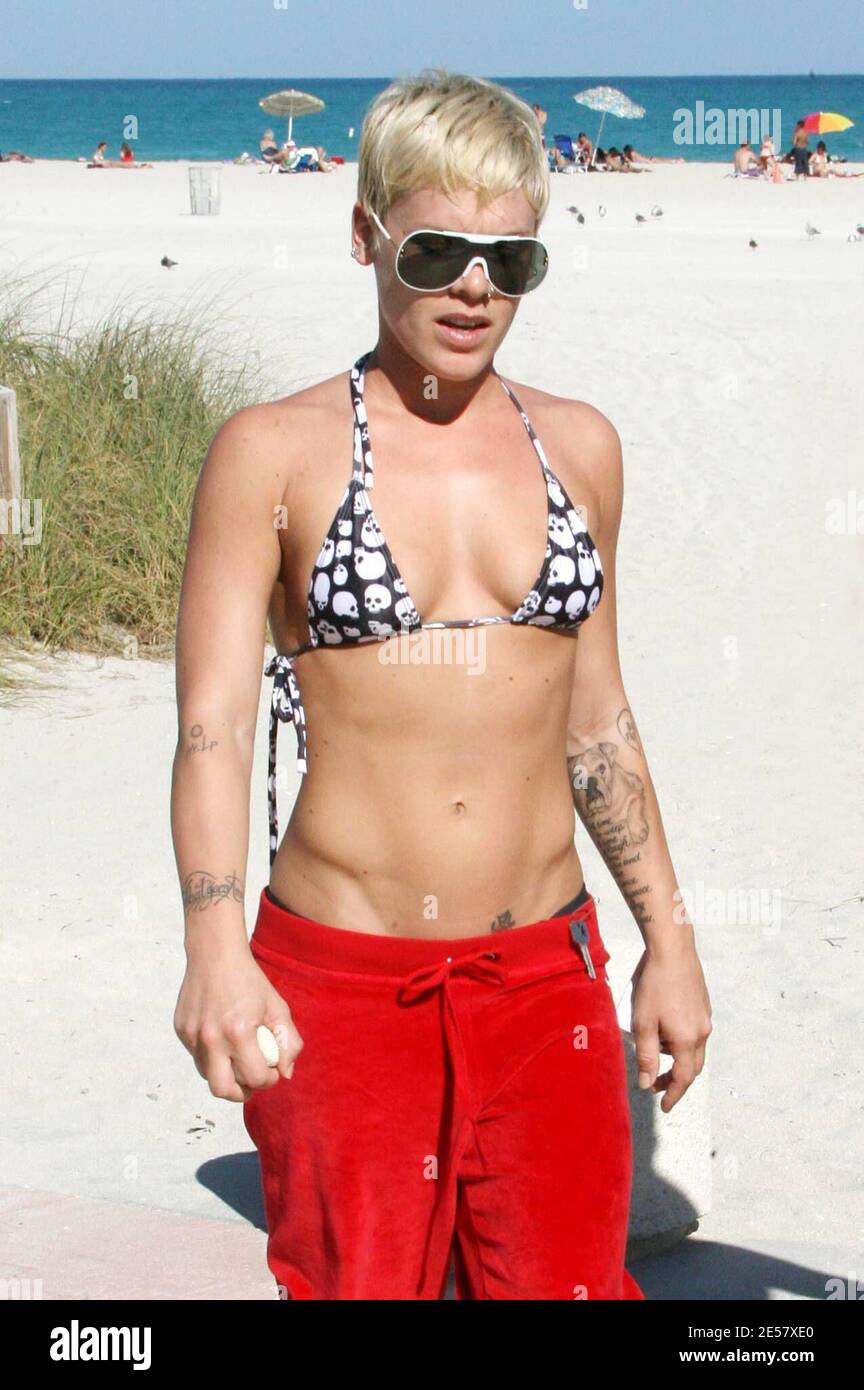 Aanvrager fee Optimistisch Pink and a tattooed gal pal take a walk on Miami beach to paddle and  collect shells, 2/23/07 [[tag mab]] Stock Photo - Alamy