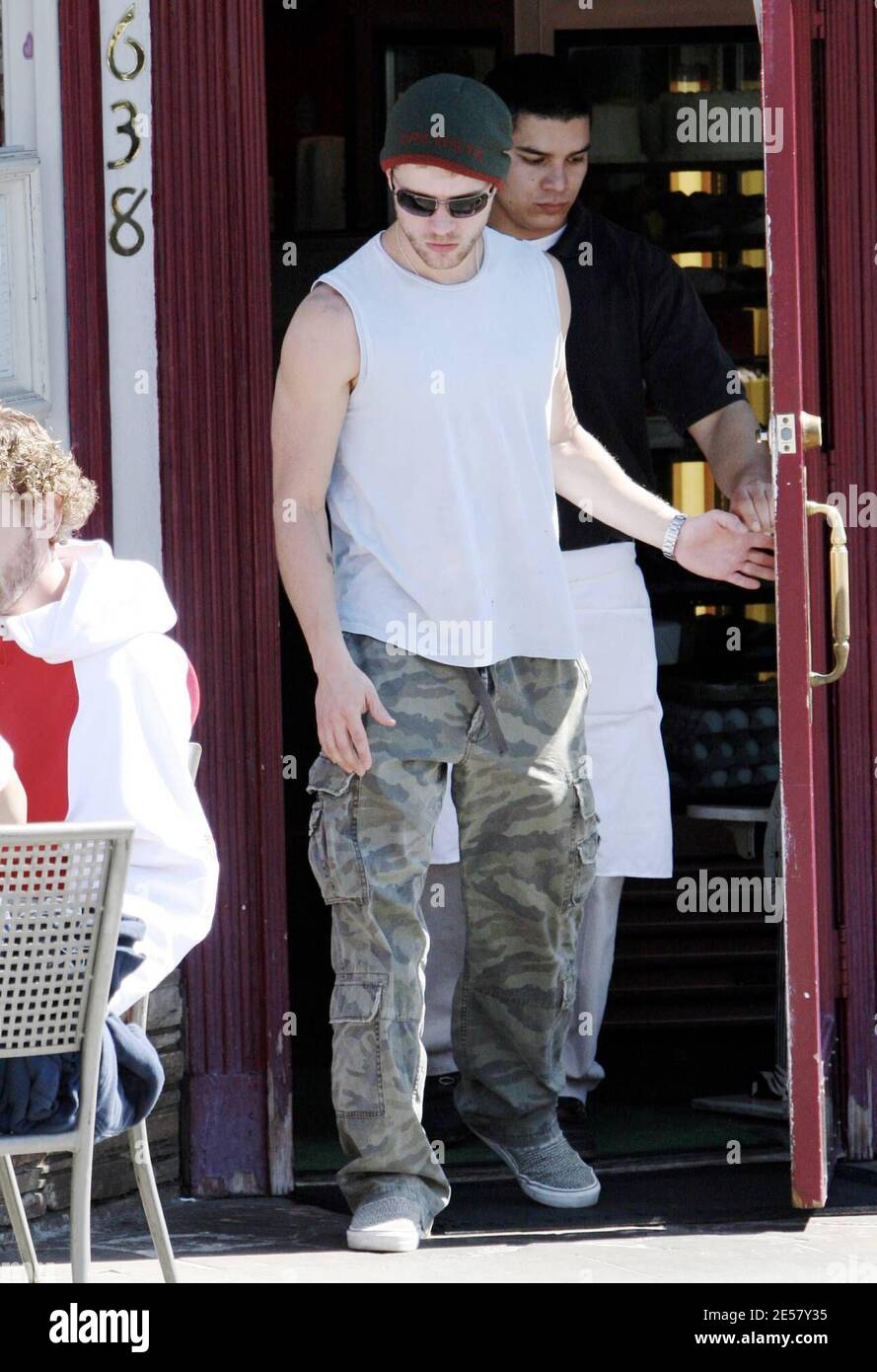 Ryan Phillippe and some pals have lunch at La Conversation, West