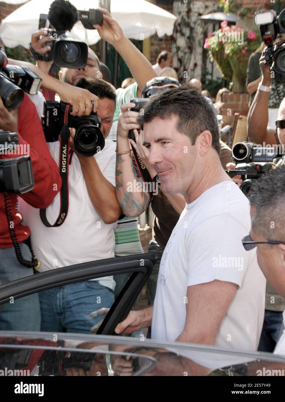 Paparazzi simon cowell hi-res stock photography and images - Alamy