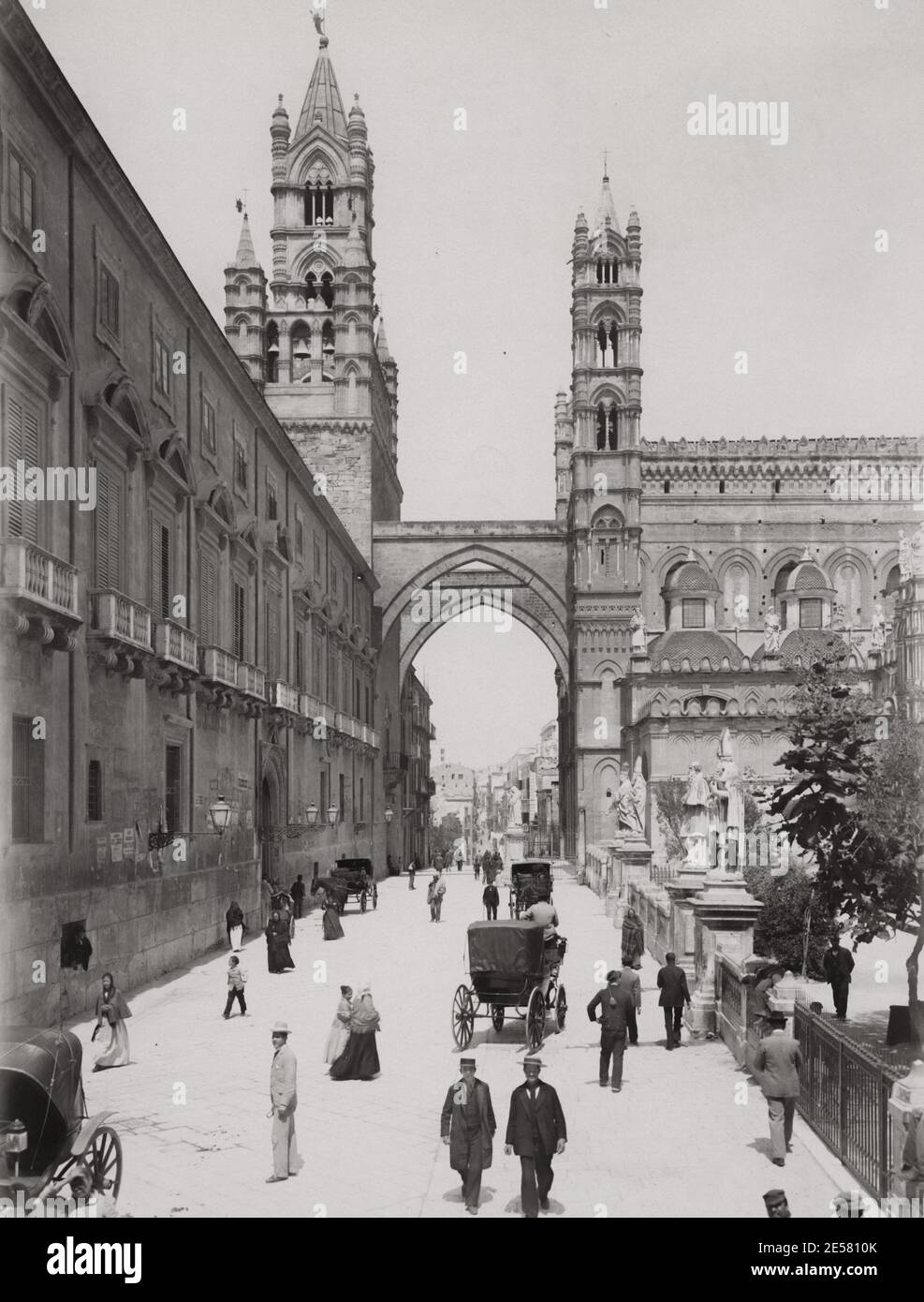 Taormina sculpture hi-res stock photography and images - Page 3 - Alamy, image size:987x1390