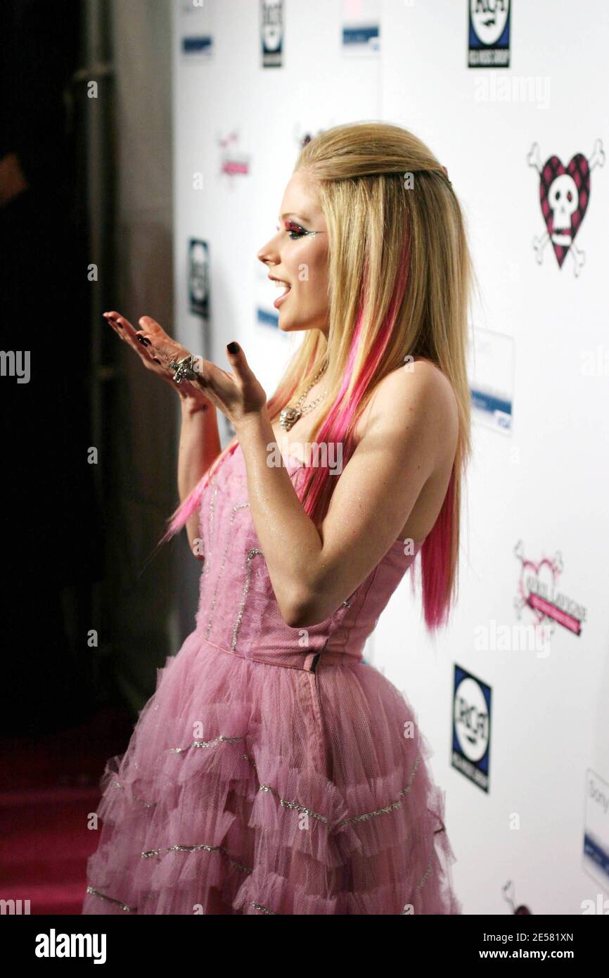 avril lavigne pink dress Great Outfits in Fashion History: Avril Lavigne's 2007 Pink Punk Princess Dress