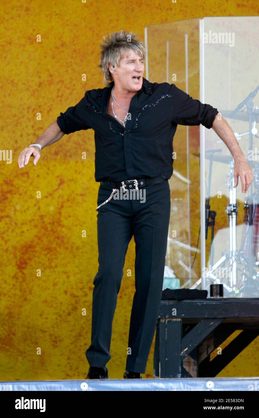 Rod Stewart Rocker Rod stewart singing at concert hi-res stock photography and images - Alamy