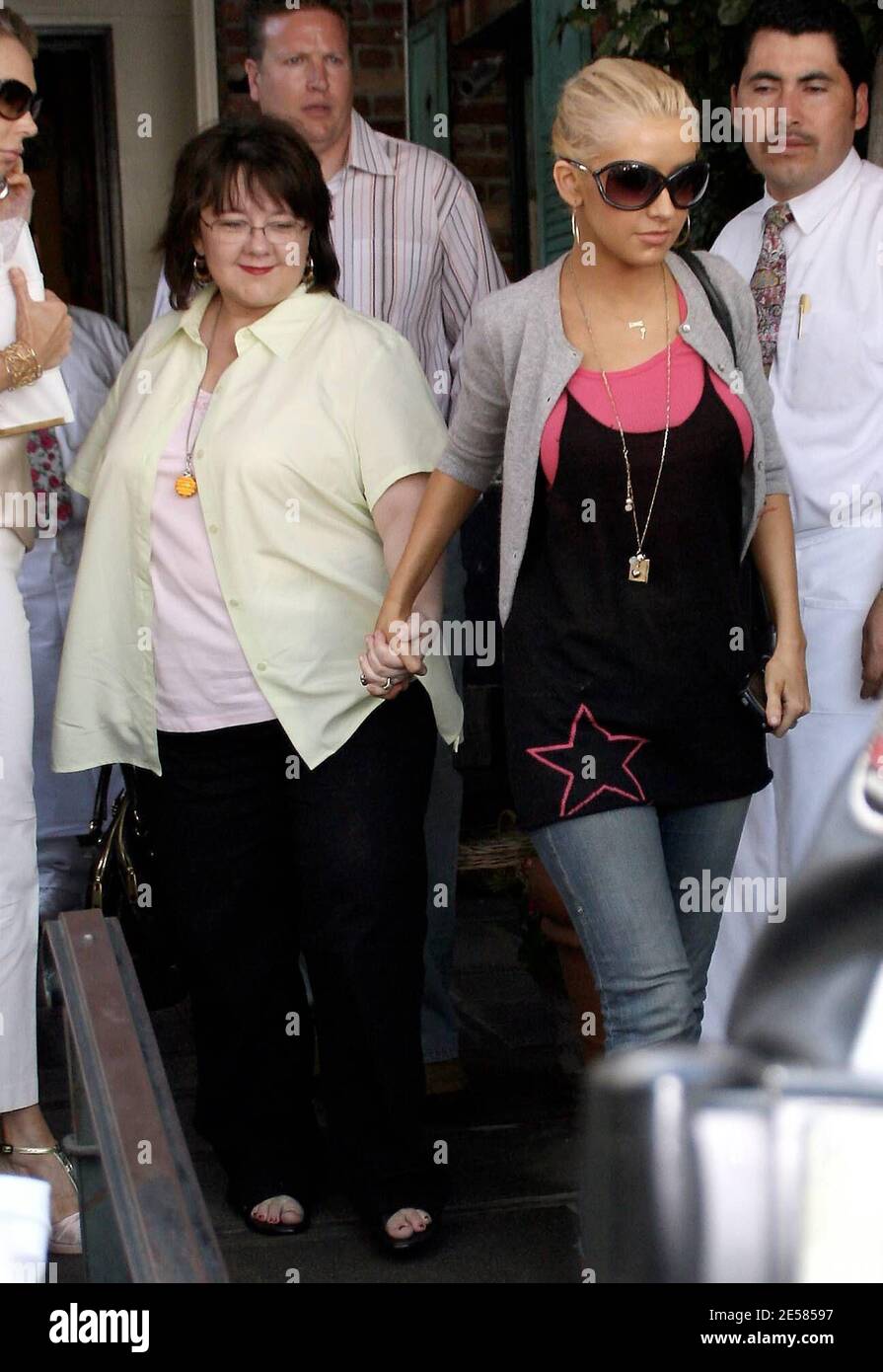 Christina Aguilera takes her mom, Shelly Kearns, to the Ivy in Los(03)