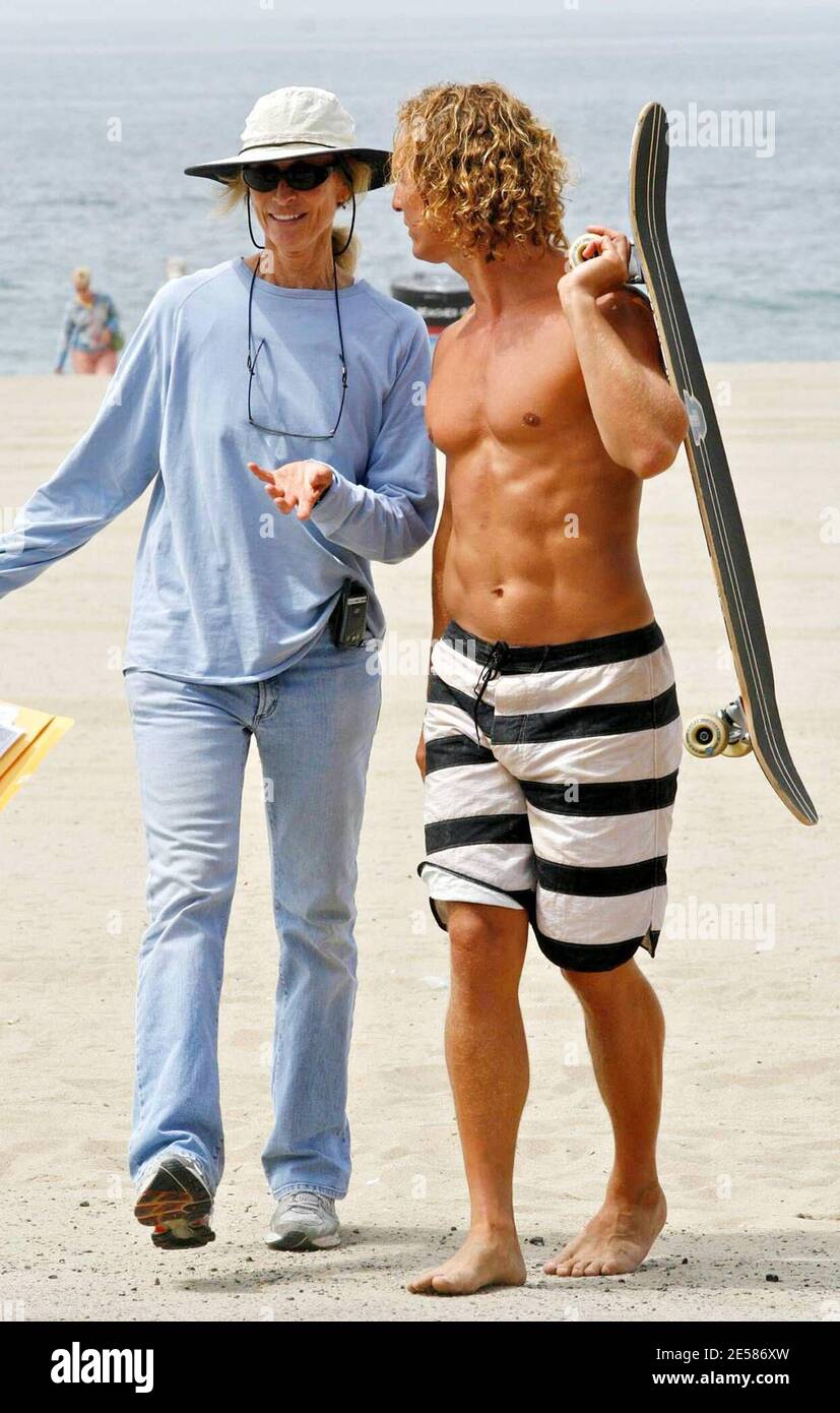 Exclusive!! Matthew McConaughey tries to work out how to ride a skateboard on the set of his new movie 'Surfer Dude' in Malibu, Calif. 5/25/07.   [[LAJ]] Stock Photo