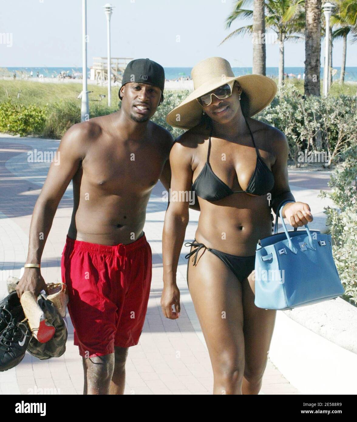 Exclusive!! Serena Williams' boyfriend Jackie Long, saves her from a wardrobe  malfunction during a day on Miami Beach, Fla. 6/10/07. [[mab]] Stock Photo  - Alamy