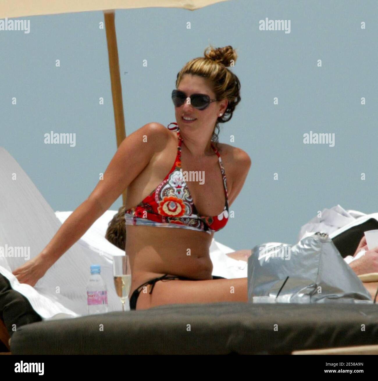 Exclusive!! Hot Latina model and actress Daisy Fuentes enjoys some  champagne and pizza on Miami Beach with friends and family. Miami Beach,  Fla. 6/24/07. [[tag mab]] Stock Photo - Alamy
