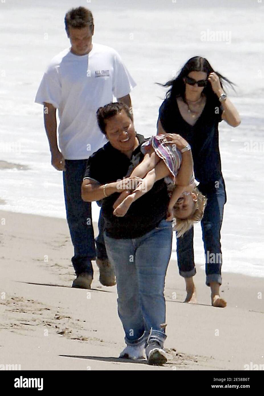 Courtney Cox And Hubby David Arquette Take A Stroll On The Beach The Couple S Nanny Was