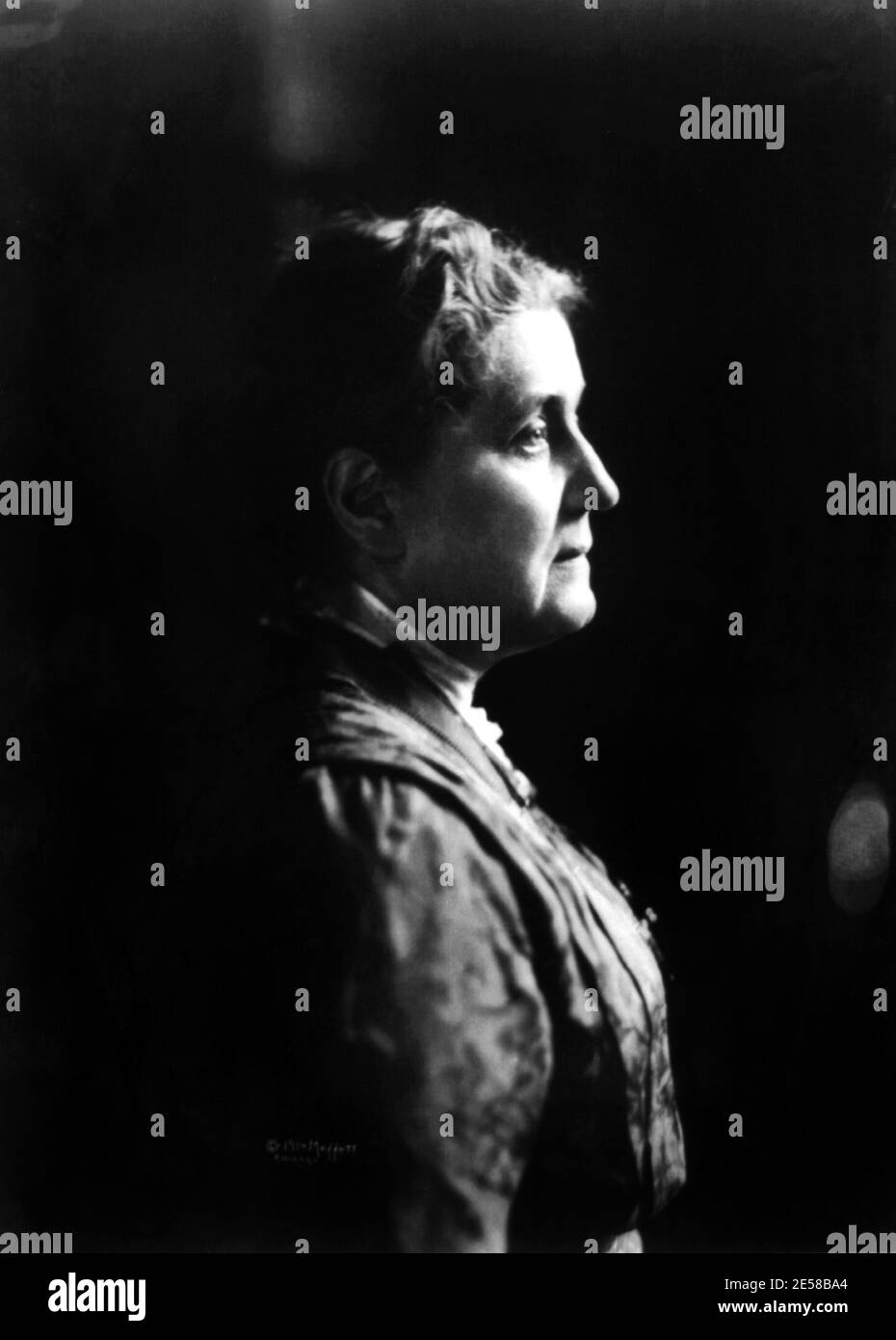 1914 , Chicago , USA : The social  riformator woman JANE ADDAMS ( 1912 - 1988 ) , founder of istitute for Social Education Hull House in Chicago, sufraggist and peacifist, winner of NOBEL Prize for the Peace in 1931 , photo portrait by Moffett , Chicago -  PACE - PACIFISTA - PREMIO NOBEL - FEMMINISTA - FEMINIST - SUFFRAGE - SUFFRAGIO UNIVERSALE - SUFFRAGETTA - VOTO POLITICO ALLE DONNE - EDUCAZIONE SOCIALE - RIFORMISTA - ritratto - profilo - profile  - PROGRESSO DELLE DONNE - woman right - DIRITTI - pari opportunità ----  Archivio GBB Stock Photo