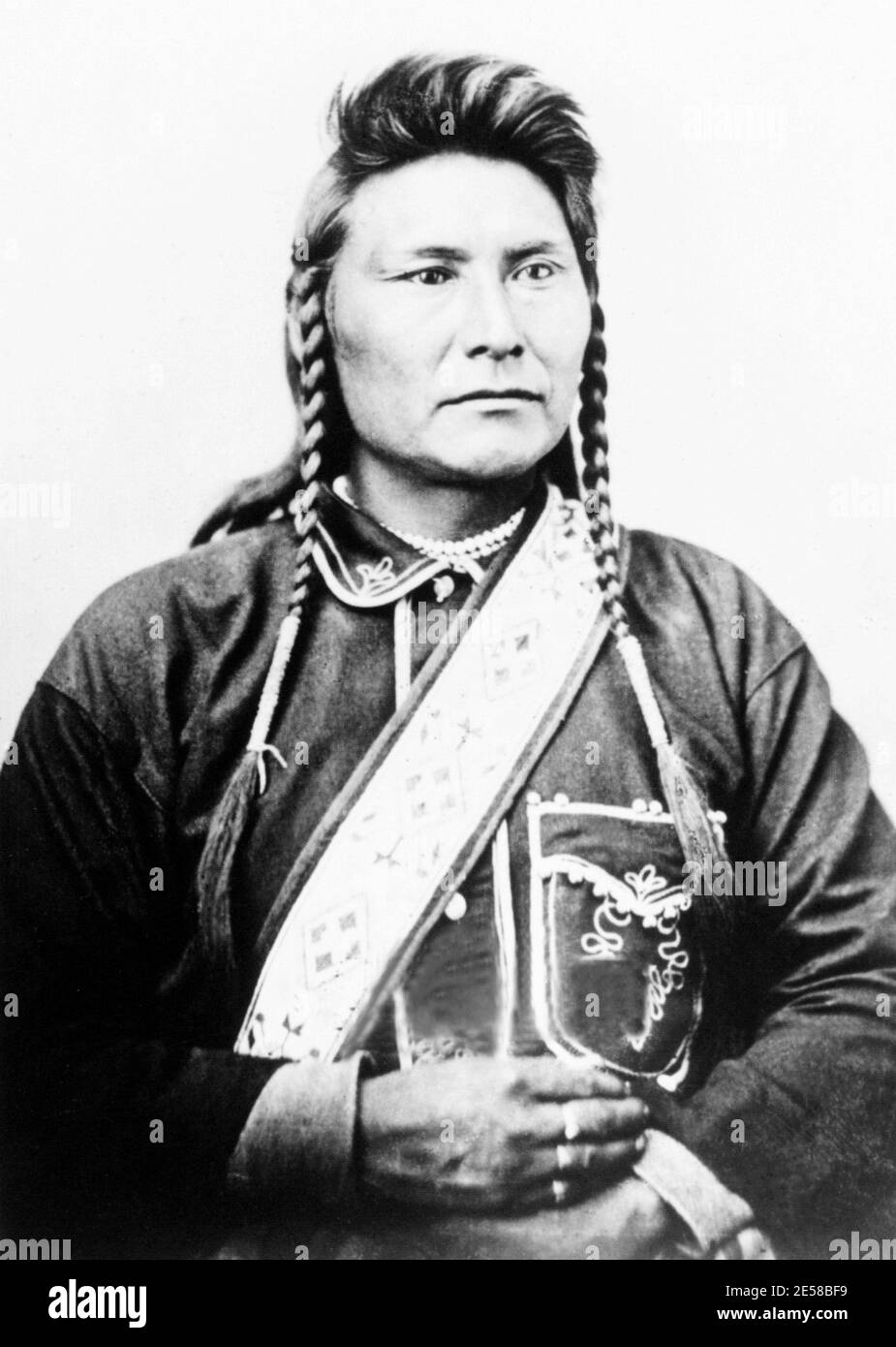 1885 c., USA  : The Chief JOSEPH , or Hin-Mah-Too-Yah ( Thunder Traveling to Loftier Mountain Heights ) was a hereditary chief of the NEZ PERCE .Photographed by DAVID F. BARRY .  In 1877 , he surrendered with these now-famous words : ' From where the sun now stands , I will fight no more forever .   - NASI BUCATI - forati - PELLEROSSA - redskin Native Americans - Indian - indians - indiano d' America - indiani - EPOPEA del WEST - trecce - portrait - ritratto - perle - collana - pearl - pearls necklace - perla  - CAPO GIUSEPPE ----  Archivio GBB Stock Photo