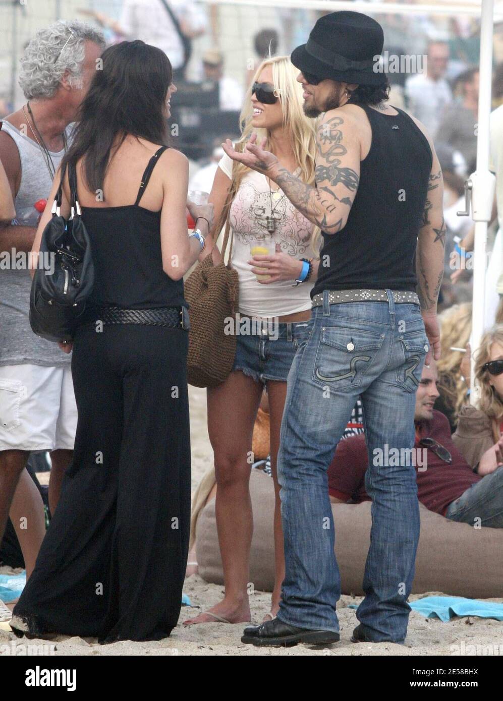 Dave Navarro and his girlfriend Kelly Carlson join in the Independence