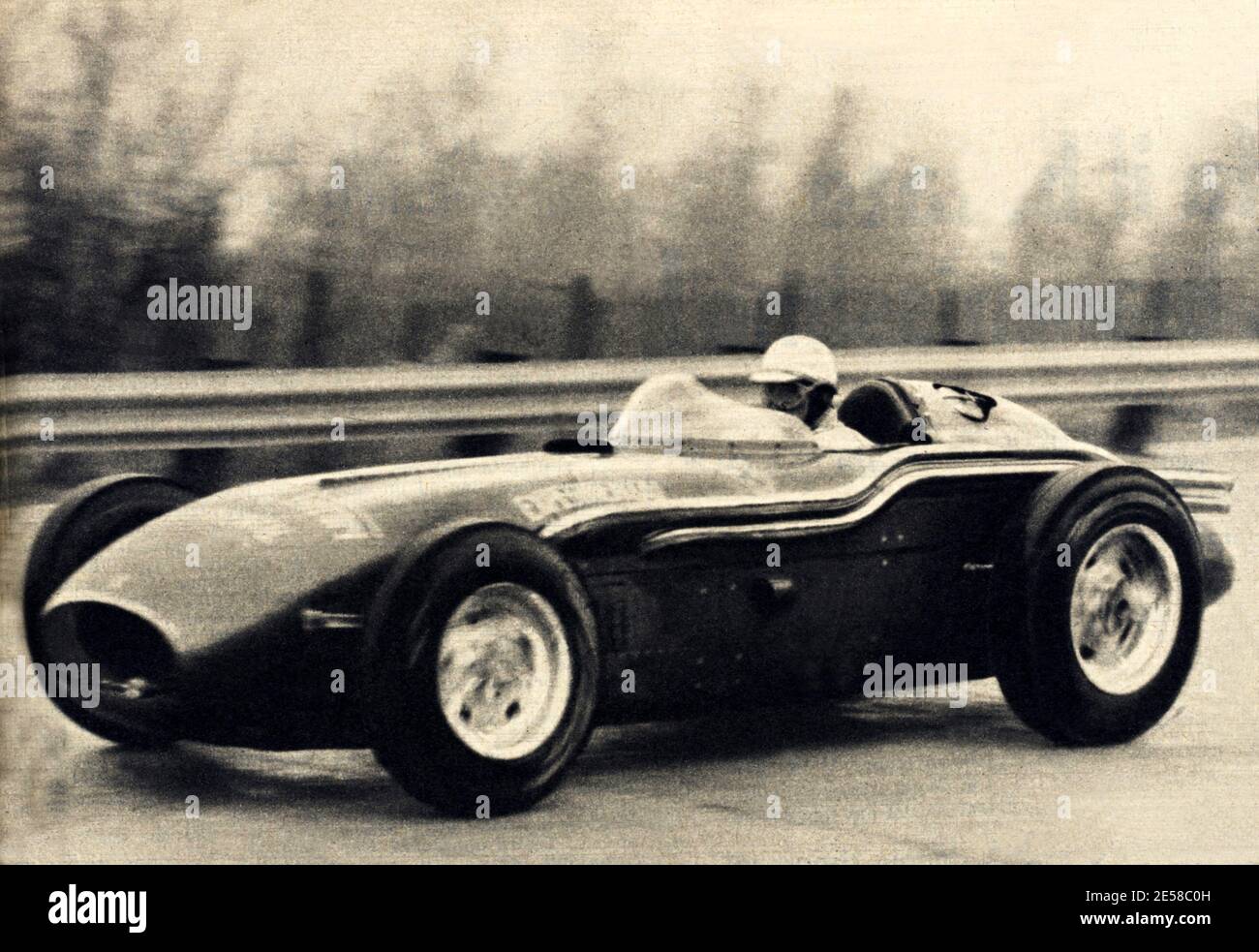 1956 , ITALY  : The pilot NINO  FARINA ( Pinin , 1906 - 1966 ) )  on FERRARI - BARDAHL car - AUTO - CAR - AUTOMOBILISMO - FORMULA UNO 1 - pilota corridore  automobilistico - SPORT ----  Archivio GBB Stock Photo