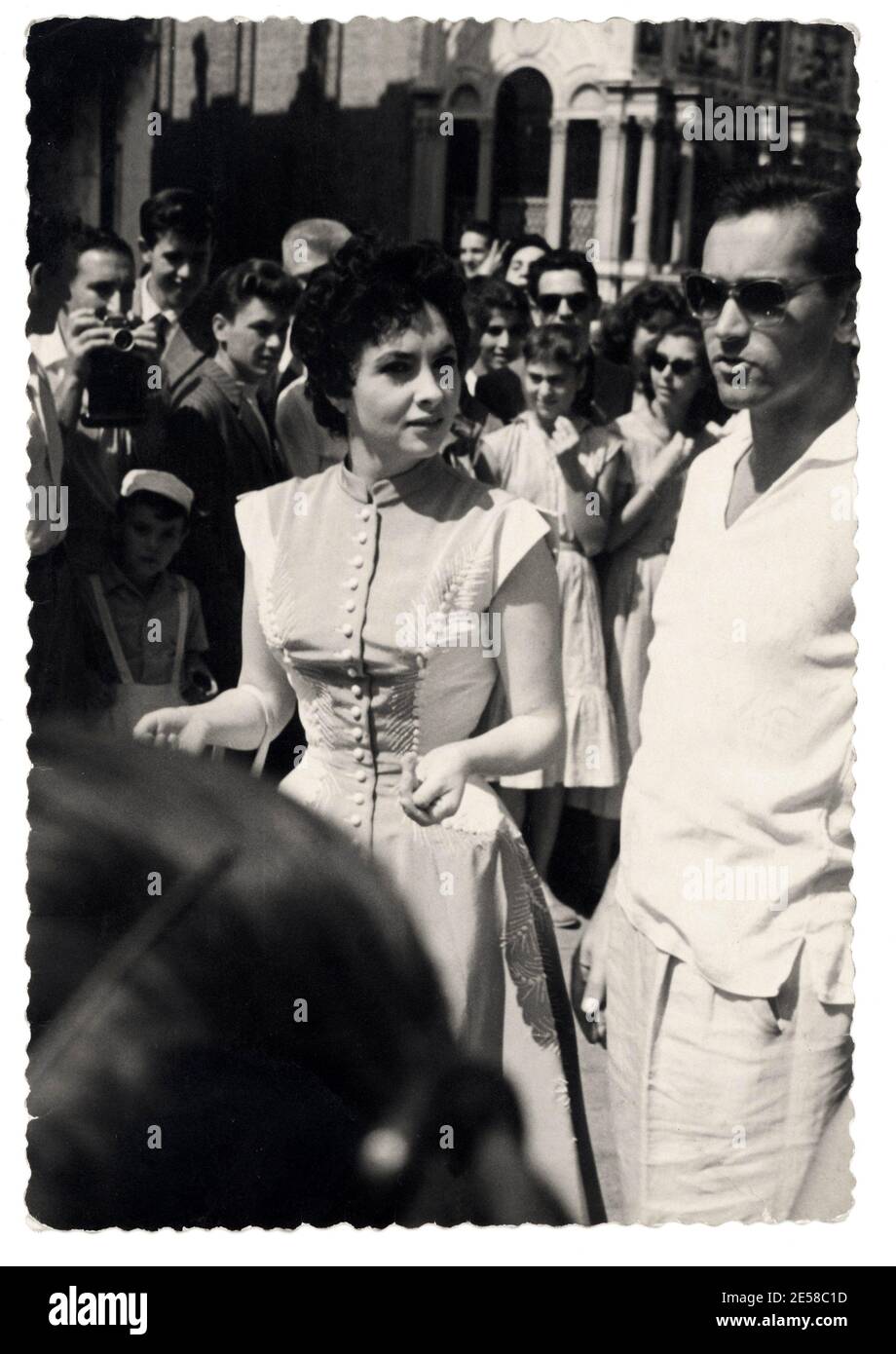 1954 , september , Venice , ITALY : The celebrated movie actress  GINA LOLLOBRIGIDA with housband Milko Scofic in Piazza San Marco - CINEMA - candid still - portrait - ritratto - paparazzi - paparazzo - sunglasses - occhiali da sole ----  Archivio GBB Stock Photo