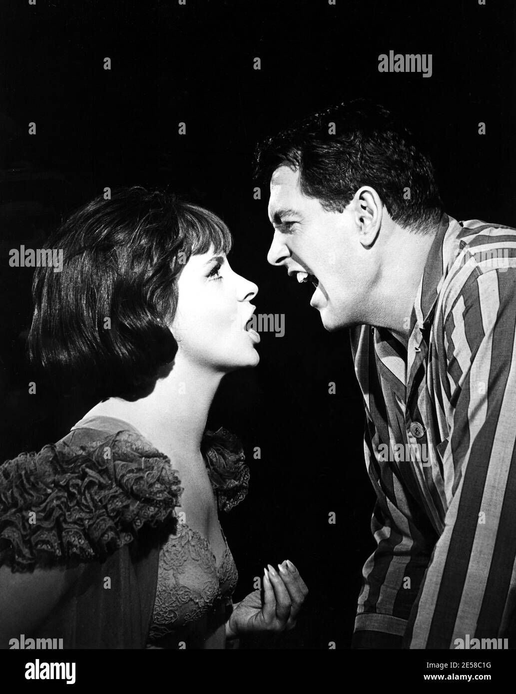 1964 , USA : The italian movie actress GINA LOLLOBRIGIDA with ROCK HUDSON in STRANGE BEDFELLOWS ( Strani compagni di letto ) by Melvin Frank , Universal Studio stills photo - CINEMA - FILM - innamorati che litigano urlano - litigio - trouble - troubles - grido - grida - urlo - urli - urla - cry shout - yell - shriek - shrieks - scream - screams - lovers - love scene - scena d' amore - profilo - profile ----  Archivio GBB Stock Photo