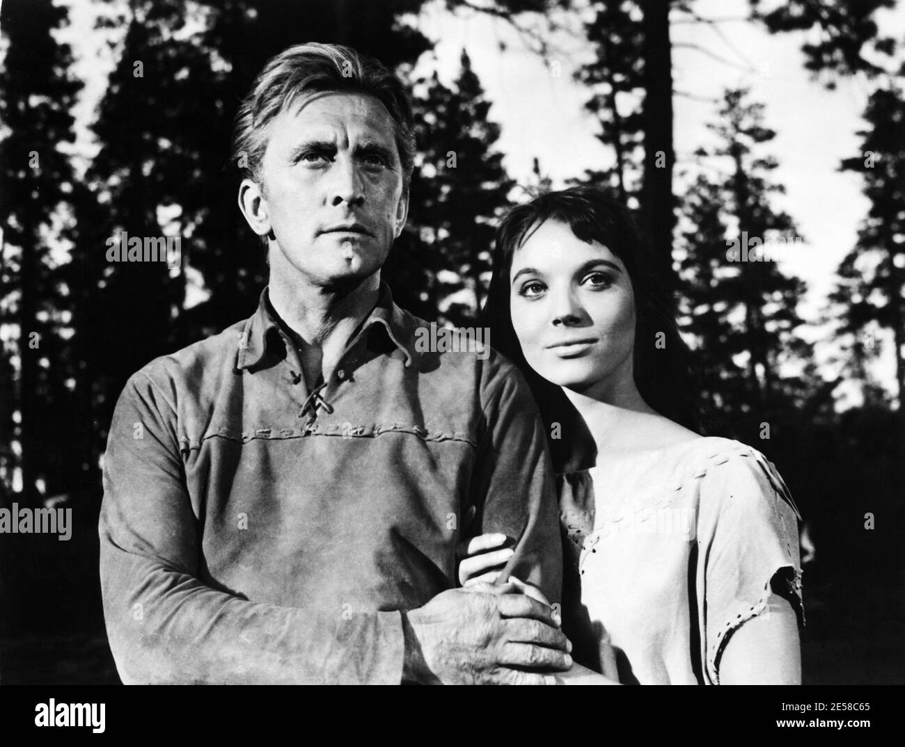 1955 , USA :  The italian actress  ELSA  MARTINELLI  ( 1935 - 2017  ) in Hollywood with KIRK DOUGLAS  in the movie THE INDIAN FIGHTER ( Il cacciatore d' indiani ), United Artists Corporation  productions   - portrait - ritratto - CINEMA - FILM  - WESTERN - lovers - amanti - coppia - couple - abbraccio - embrace ----  Archivio GBB Stock Photo