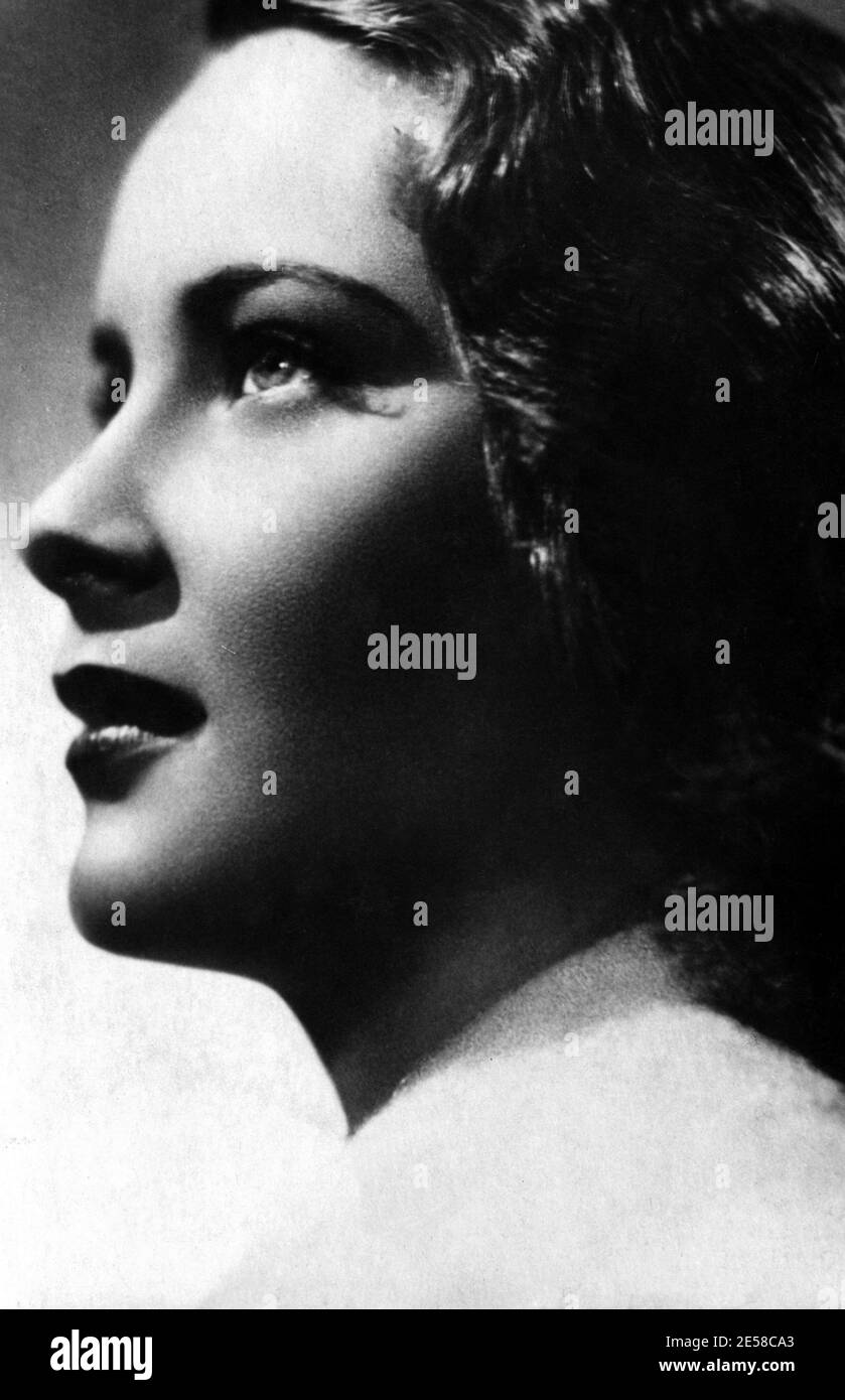 1942 , ITALY : The italian movie actress ALIDA VALLI  in the movie  STASERA NIENTE DI NUOVO  by Carmine Gallone - FILM - CINEMA - attrice - portrait - ritratto -  profilo - profile   ----  Archivio GBB Stock Photo