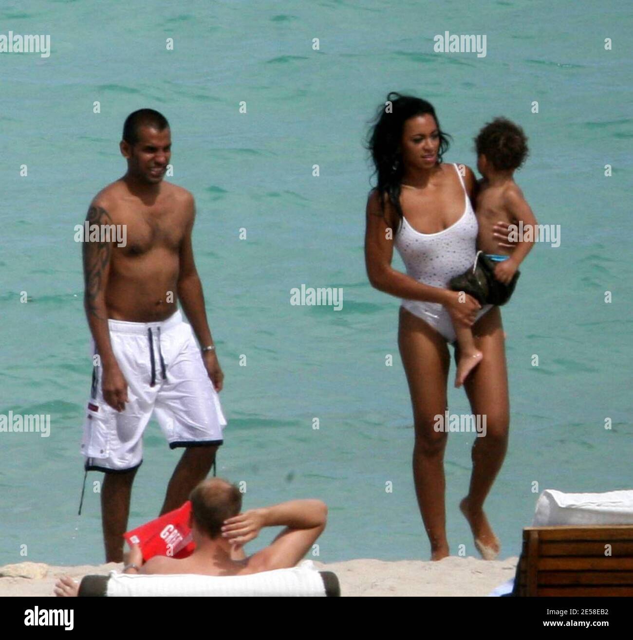 controleren Gebeurt Bedreven Exclusive!! Beyonce Knowles spends time with Jay-Z, her mother and her  sister, Solange. Miami Beach, FL. 7/23/07. [[tag mab]] Stock Photo - Alamy