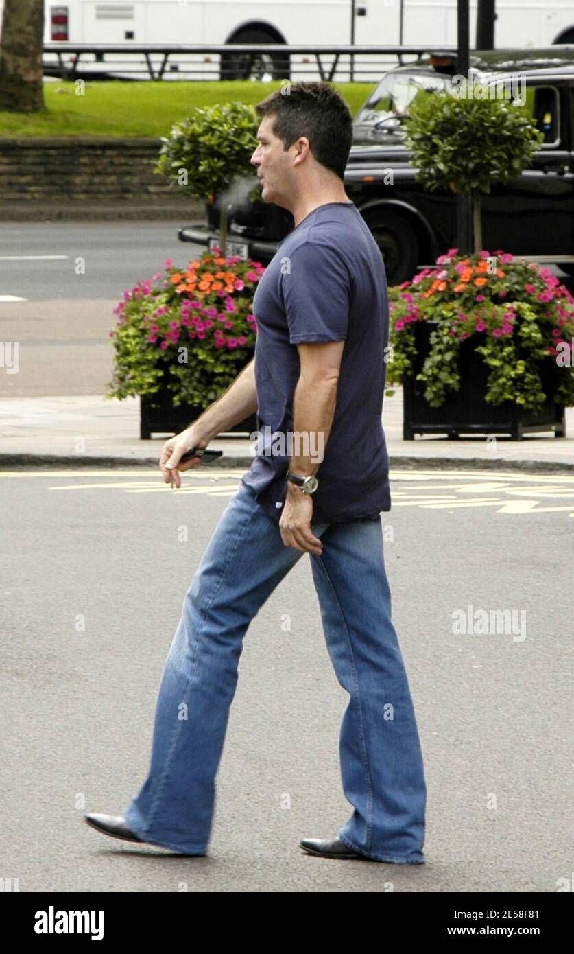 Exclusive!! Simon Cowell exchanges chit chat with a bellman as he steps out  for a smoke at The Dorchester Hotel. London, UK. 8/2/07. [[map]] Stock  Photo - Alamy